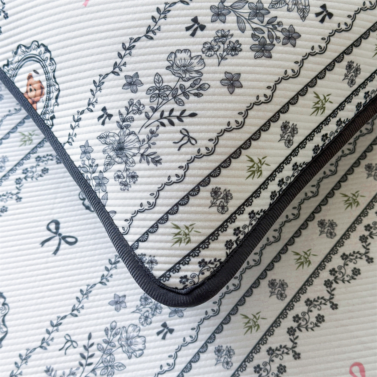 91家纺网 家纺一手货源 找家纺 慕木家纺 2026新款A类三明治复合冰丝席泰迪爱兰系列学生款（正版授权）（提供买家秀） 泰迪花镜