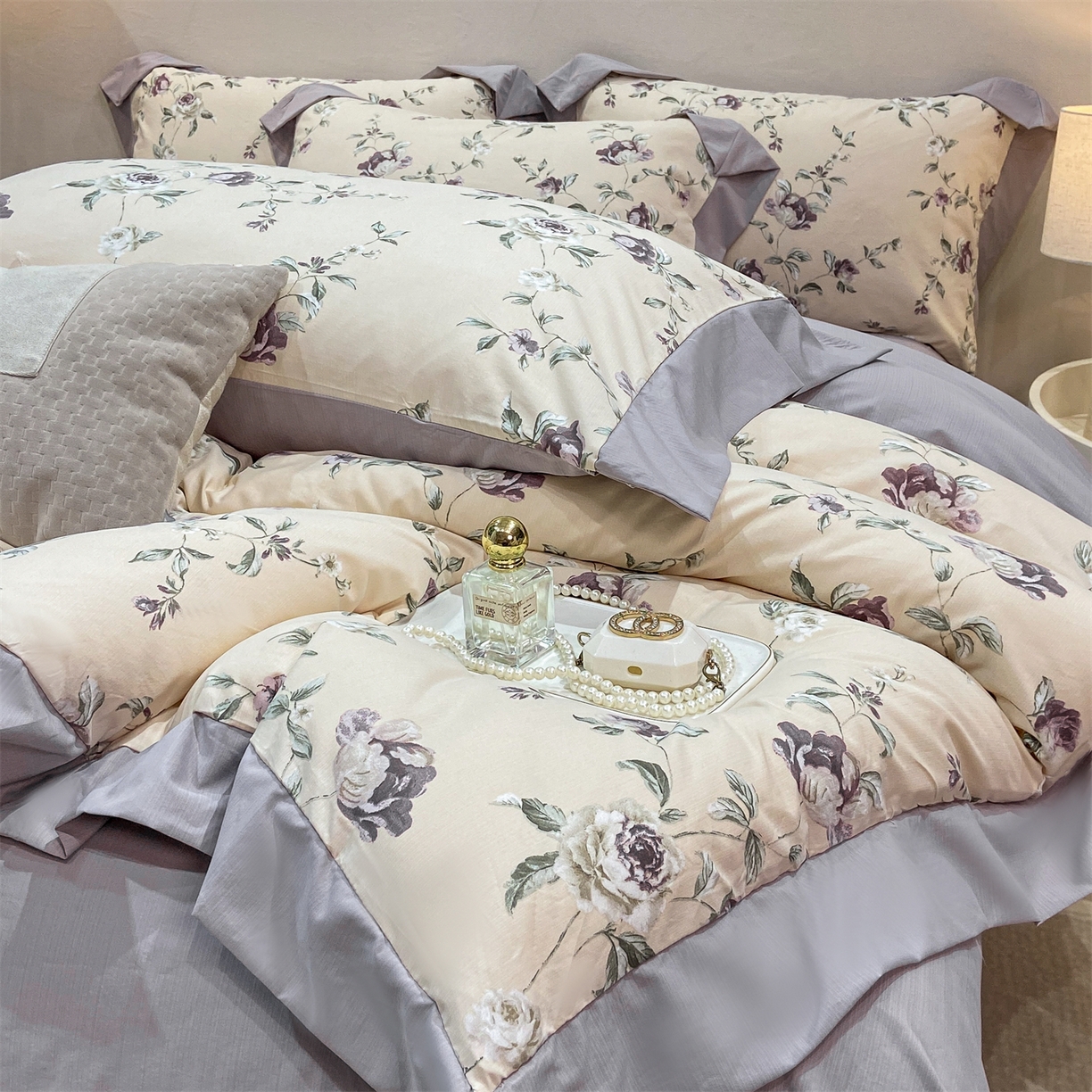 91家纺网 家纺一手货源 找家纺 慕木家纺 2026新款A类印花拼角工艺慕斯棉四件套系列（抽空压缩可供跨境）提供买家秀 洛雅+黛紫