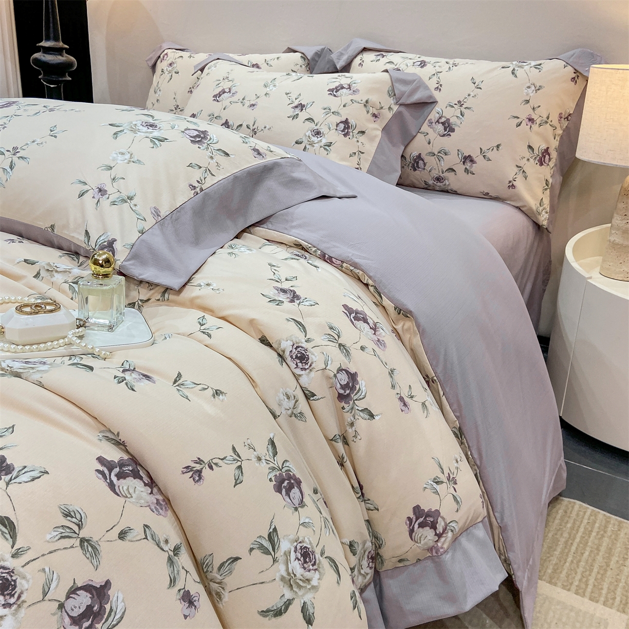 91家纺网 家纺一手货源 找家纺 慕木家纺 2026新款A类印花拼角工艺慕斯棉四件套系列（抽空压缩可供跨境）提供买家秀 洛雅+黛紫