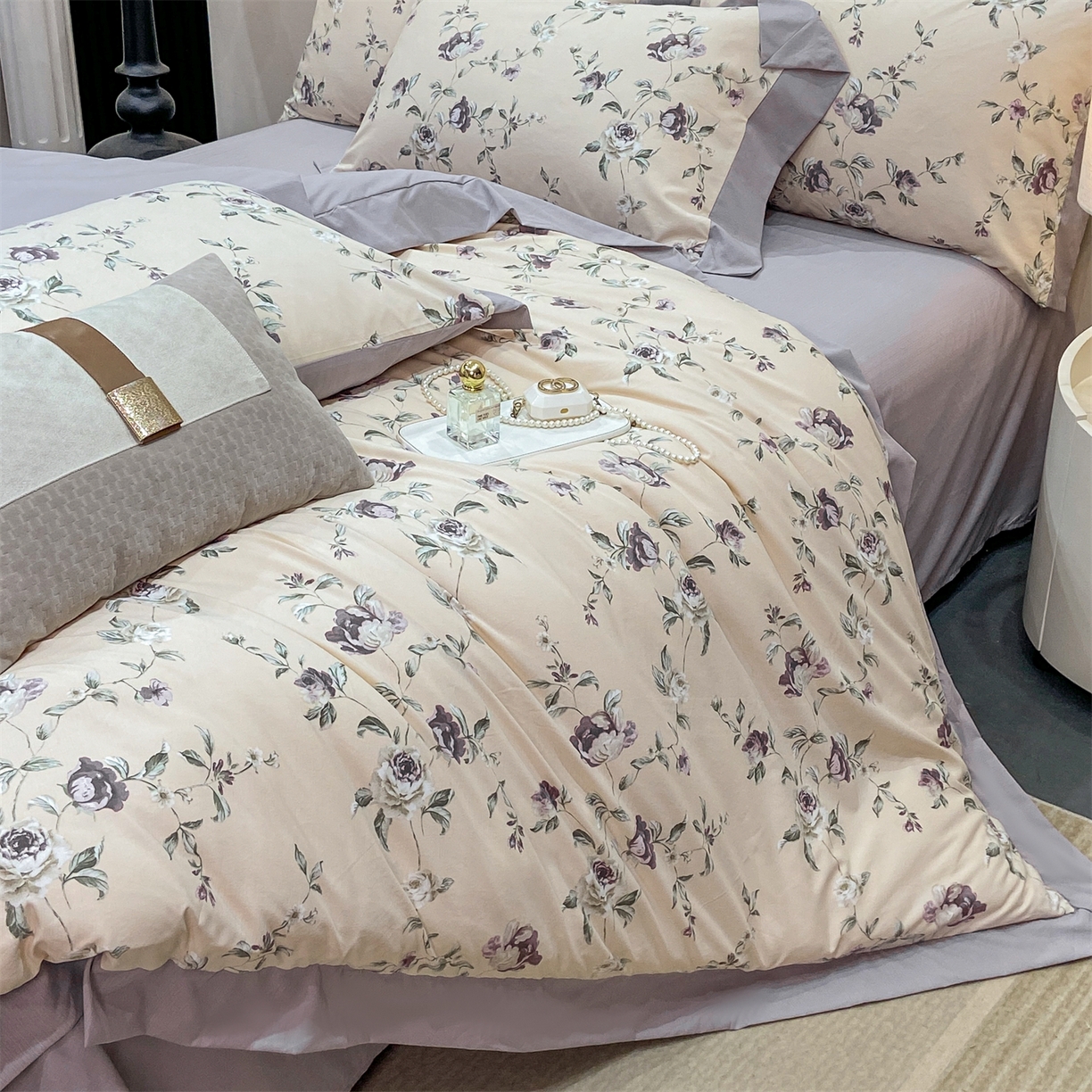 91家纺网 家纺一手货源 找家纺 慕木家纺 2026新款A类印花拼角工艺慕斯棉四件套系列（抽空压缩可供跨境）提供买家秀 洛雅+黛紫