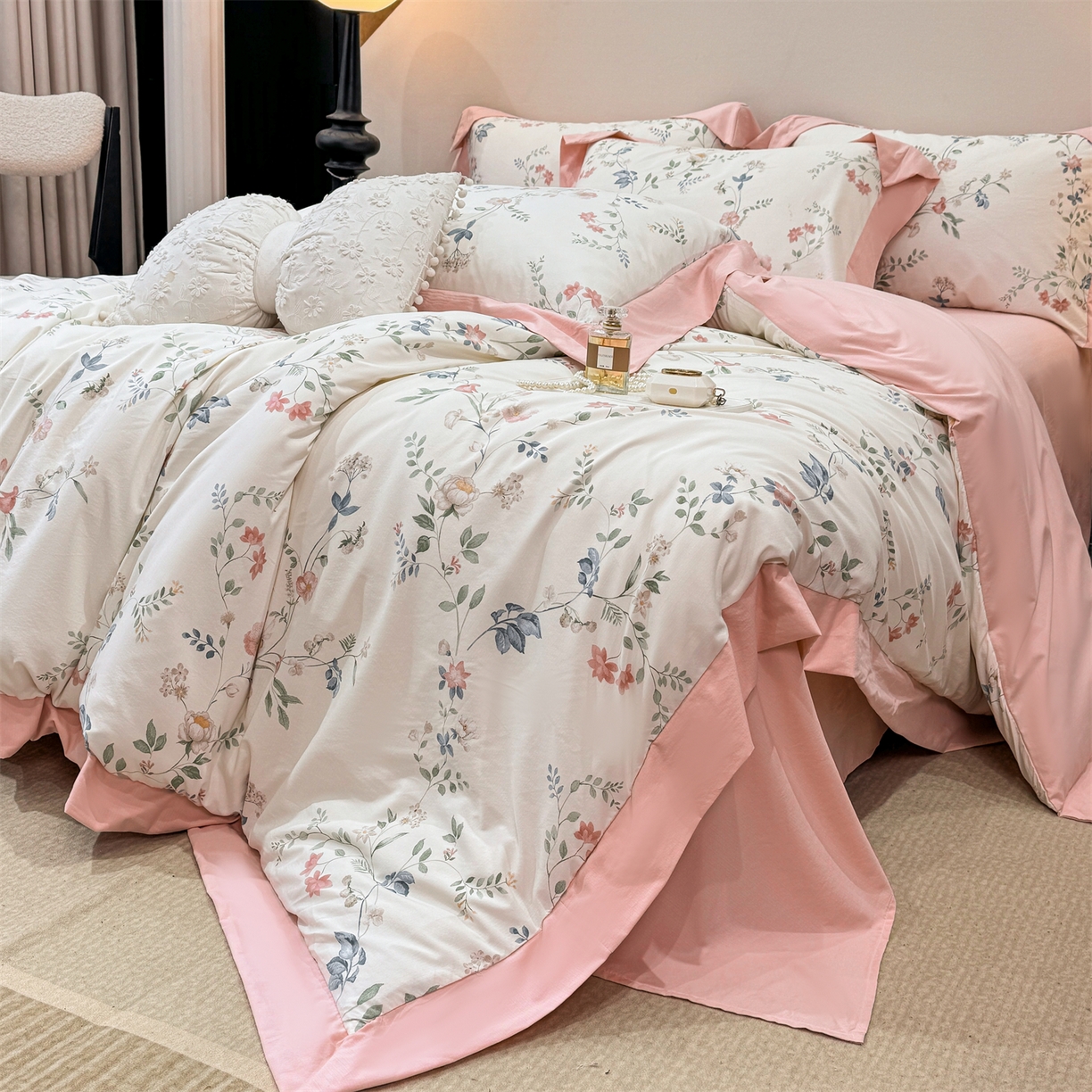 91家纺网 家纺一手货源 找家纺 慕木家纺 2026新款A类印花拼角工艺慕斯棉四件套系列（抽空压缩可供跨境）提供买家秀 洛可可+粉