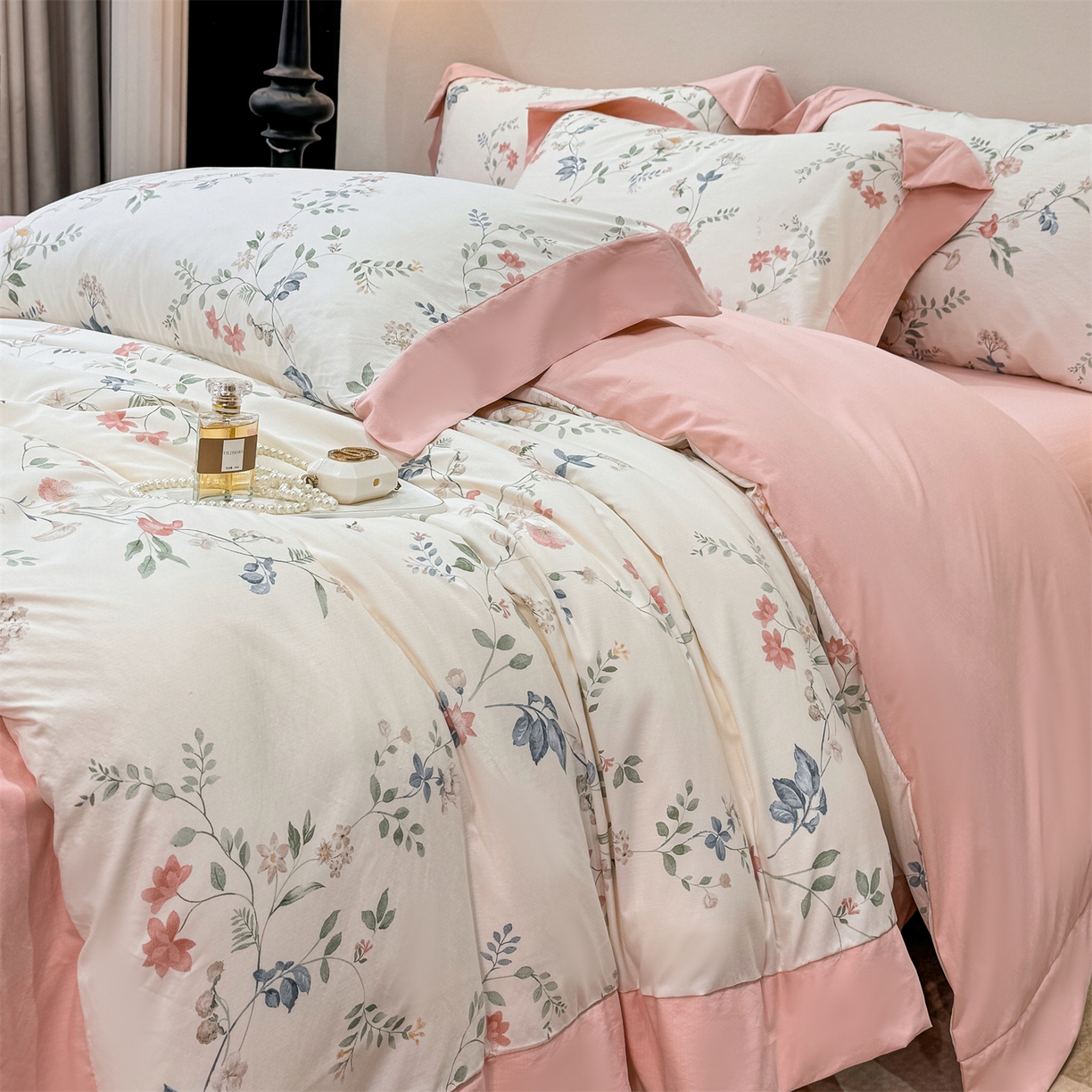 91家纺网 家纺一手货源 找家纺 慕木家纺 2026新款A类印花拼角工艺慕斯棉四件套系列（抽空压缩可供跨境）提供买家秀 洛可可+粉