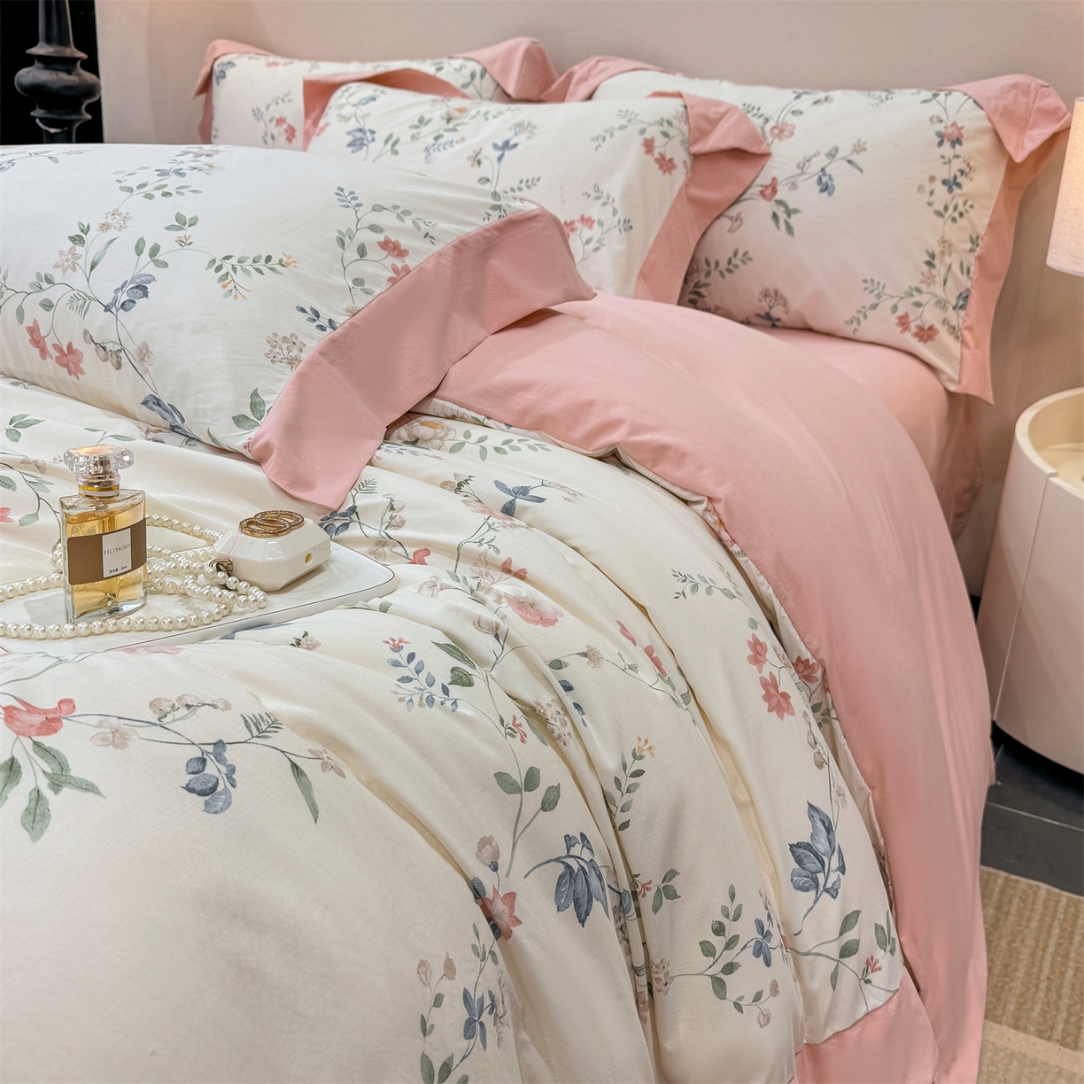 91家纺网 家纺一手货源 找家纺 慕木家纺 2026新款A类印花拼角工艺慕斯棉四件套系列（抽空压缩可供跨境）提供买家秀 洛可可+粉