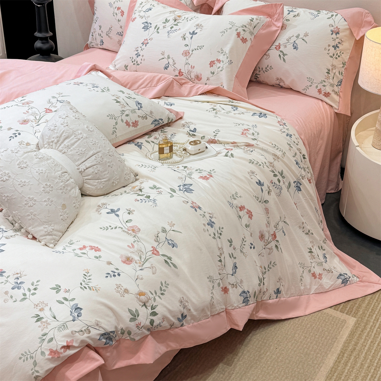 91家纺网 家纺一手货源 找家纺 慕木家纺 2026新款A类印花拼角工艺慕斯棉四件套系列（抽空压缩可供跨境）提供买家秀 洛可可+粉