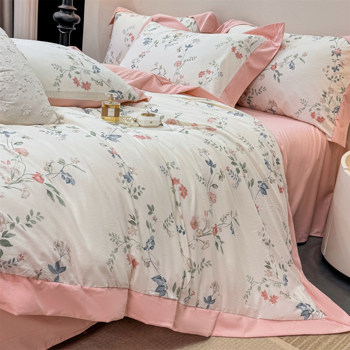 91家纺网 家纺一手货源 找家纺 慕木家纺 2026新款A类印花拼角工艺慕斯棉四件套系列（抽空压缩可供跨境）提供买家秀 洛可可+粉