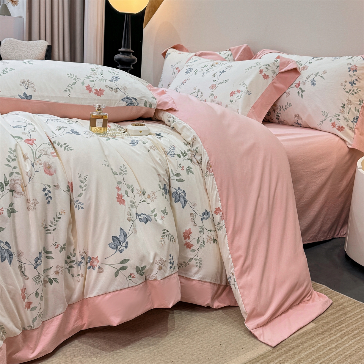 91家纺网 家纺一手货源 找家纺 慕木家纺 2026新款A类印花拼角工艺慕斯棉四件套系列（抽空压缩可供跨境）提供买家秀 洛可可+粉