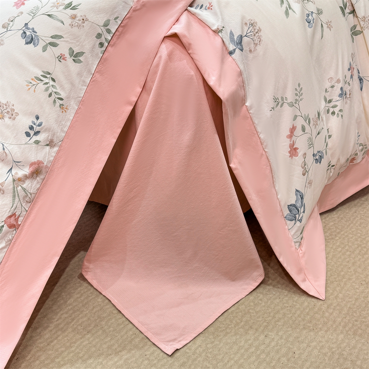 91家纺网 家纺一手货源 找家纺 慕木家纺 2026新款A类印花拼角工艺慕斯棉四件套系列（抽空压缩可供跨境）提供买家秀 洛可可+粉