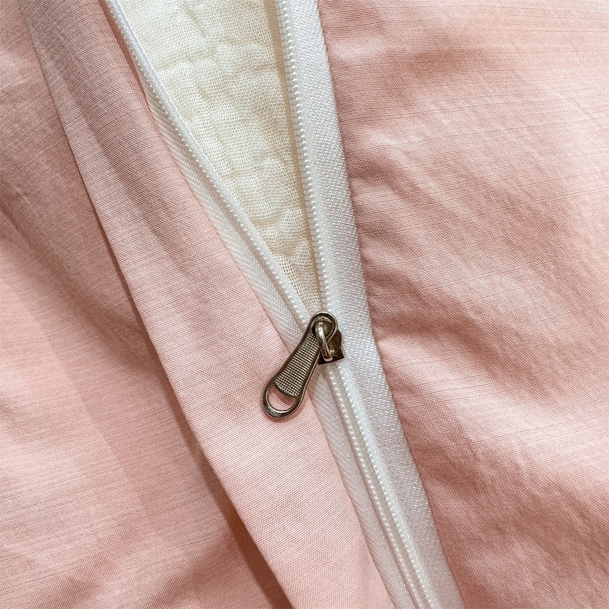 91家纺网 家纺一手货源 找家纺 慕木家纺 2026新款A类印花拼角工艺慕斯棉四件套系列（抽空压缩可供跨境）提供买家秀 洛可可+粉