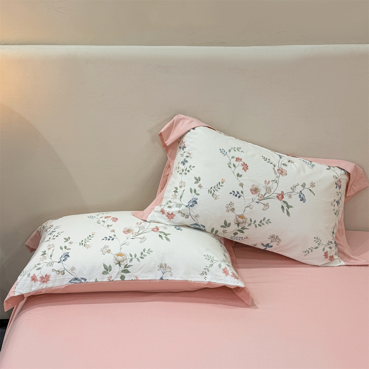 91家纺网 家纺一手货源 找家纺 慕木家纺 2026新款A类印花拼角工艺慕斯棉四件套系列（抽空压缩可供跨境）提供买家秀 洛可可+粉