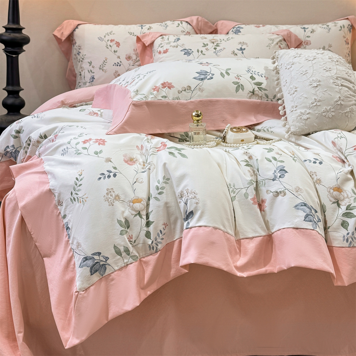 91家纺网 家纺一手货源 找家纺 慕木家纺 2026新款A类印花拼角工艺慕斯棉四件套系列（抽空压缩可供跨境）提供买家秀 洛可可+粉