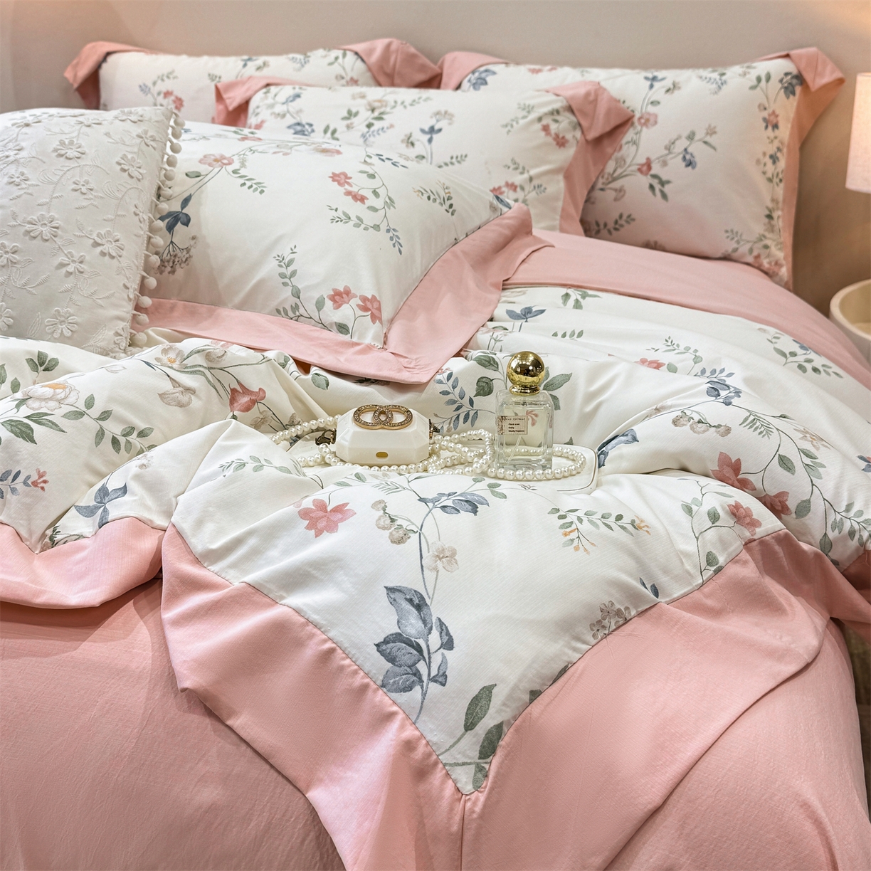 91家纺网 家纺一手货源 找家纺 慕木家纺 2026新款A类印花拼角工艺慕斯棉四件套系列（抽空压缩可供跨境）提供买家秀 洛可可+粉