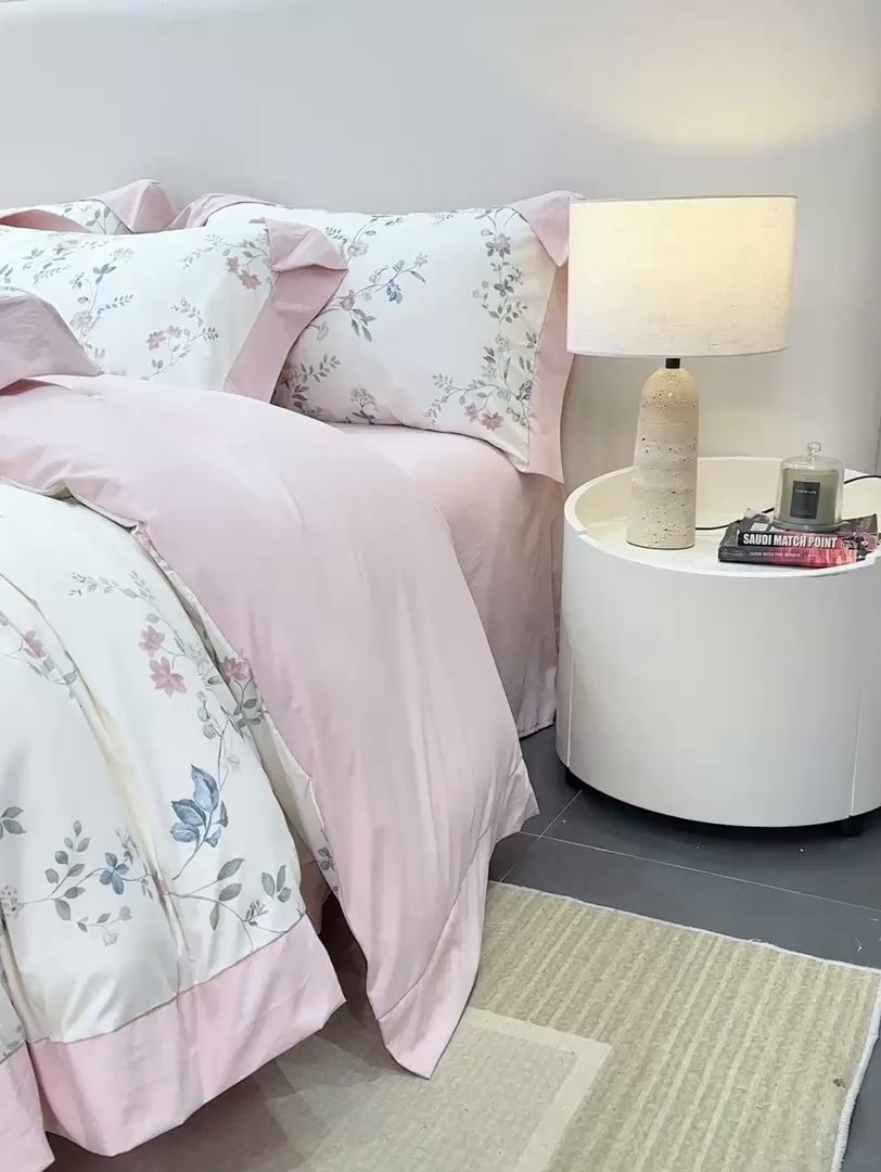 91家纺网 家纺一手货源 找家纺 慕木家纺 2026新款A类印花拼角工艺慕斯棉四件套系列（抽空压缩可供跨境）提供买家秀 洛可可+粉