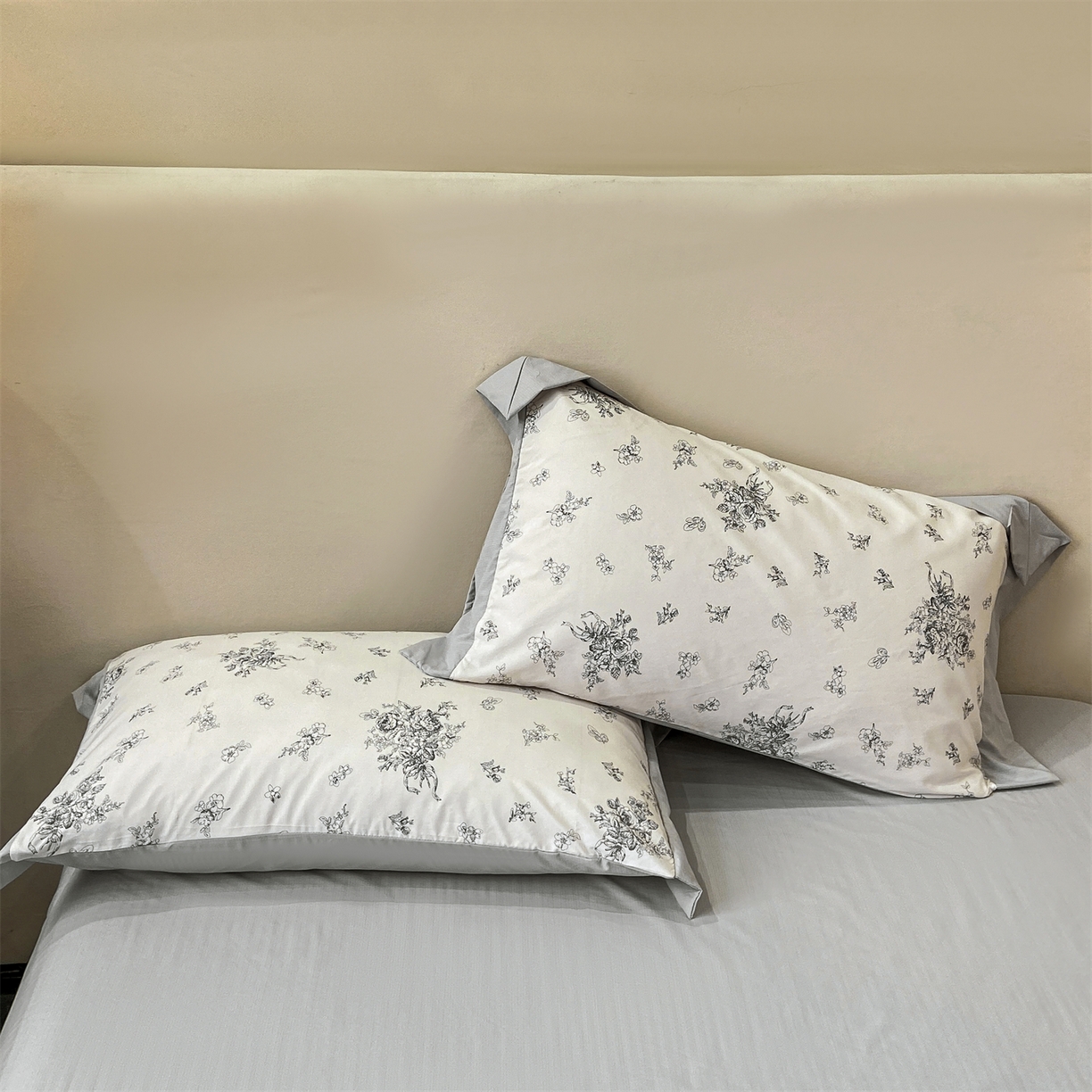 91家纺网 家纺一手货源 找家纺 慕木家纺 2026新款A类印花拼角工艺慕斯棉四件套系列（抽空压缩可供跨境）提供买家秀 墨芳+灰