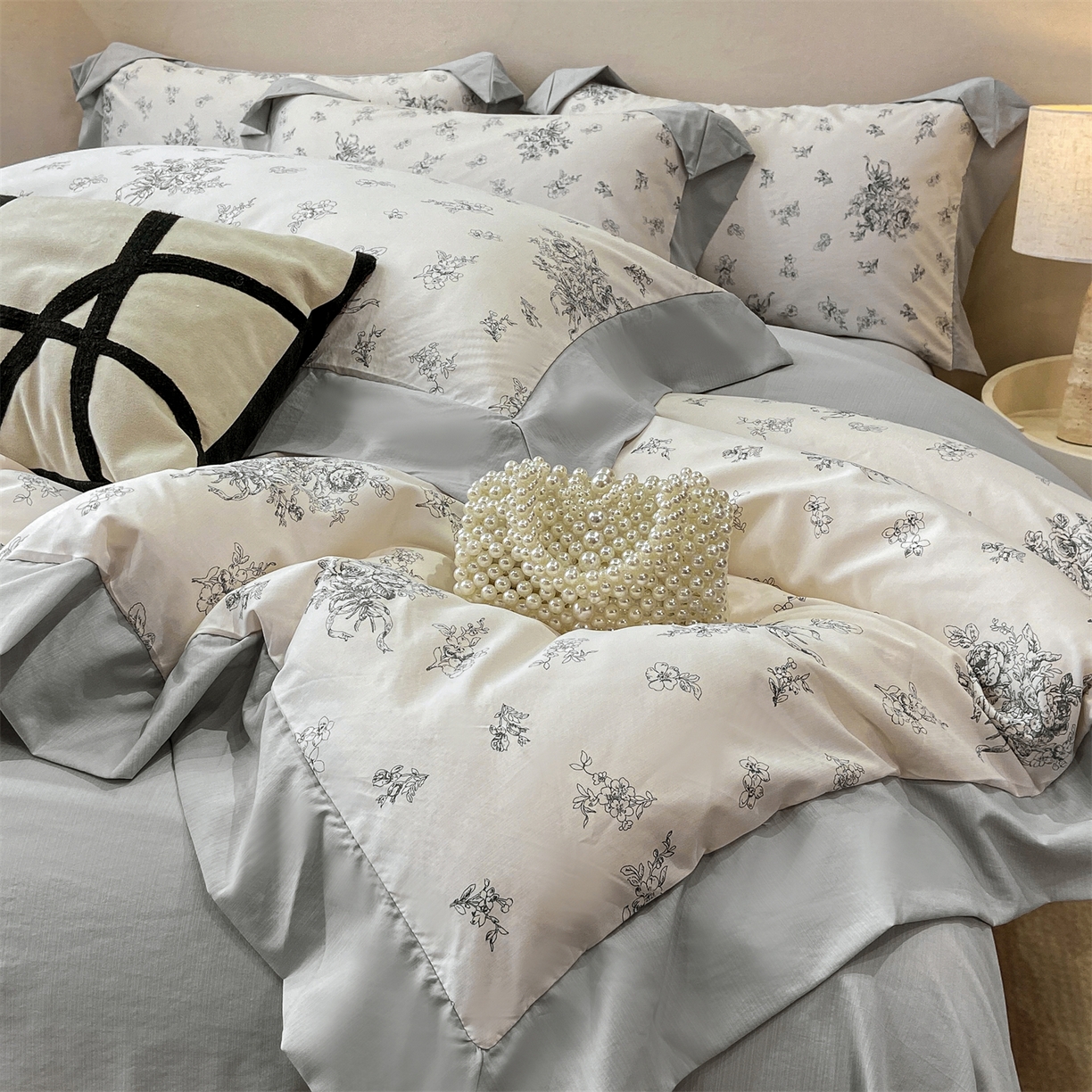 91家纺网 家纺一手货源 找家纺 慕木家纺 2026新款A类印花拼角工艺慕斯棉四件套系列（抽空压缩可供跨境）提供买家秀 墨芳+灰