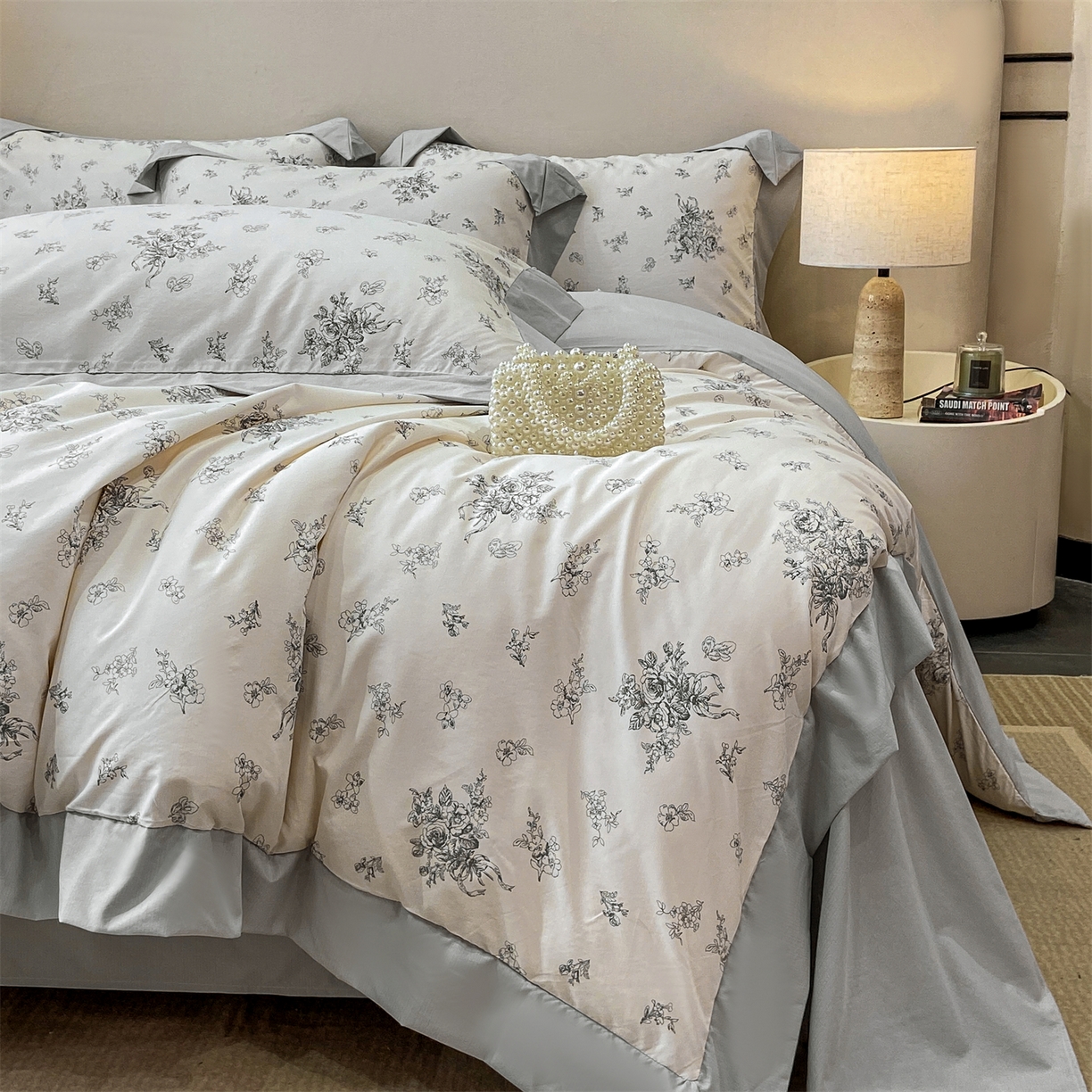 91家纺网 家纺一手货源 找家纺 慕木家纺 2026新款A类印花拼角工艺慕斯棉四件套系列（抽空压缩可供跨境）提供买家秀 墨芳+灰