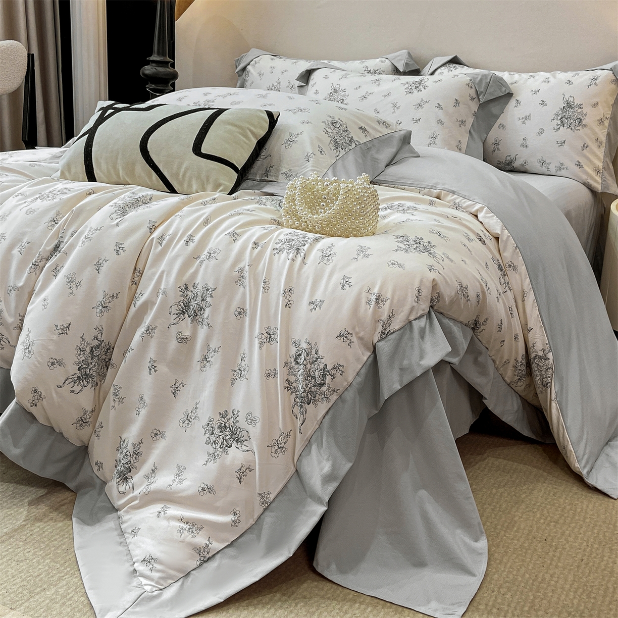 91家纺网 家纺一手货源 找家纺 慕木家纺 2026新款A类印花拼角工艺慕斯棉四件套系列（抽空压缩可供跨境）提供买家秀 墨芳+灰