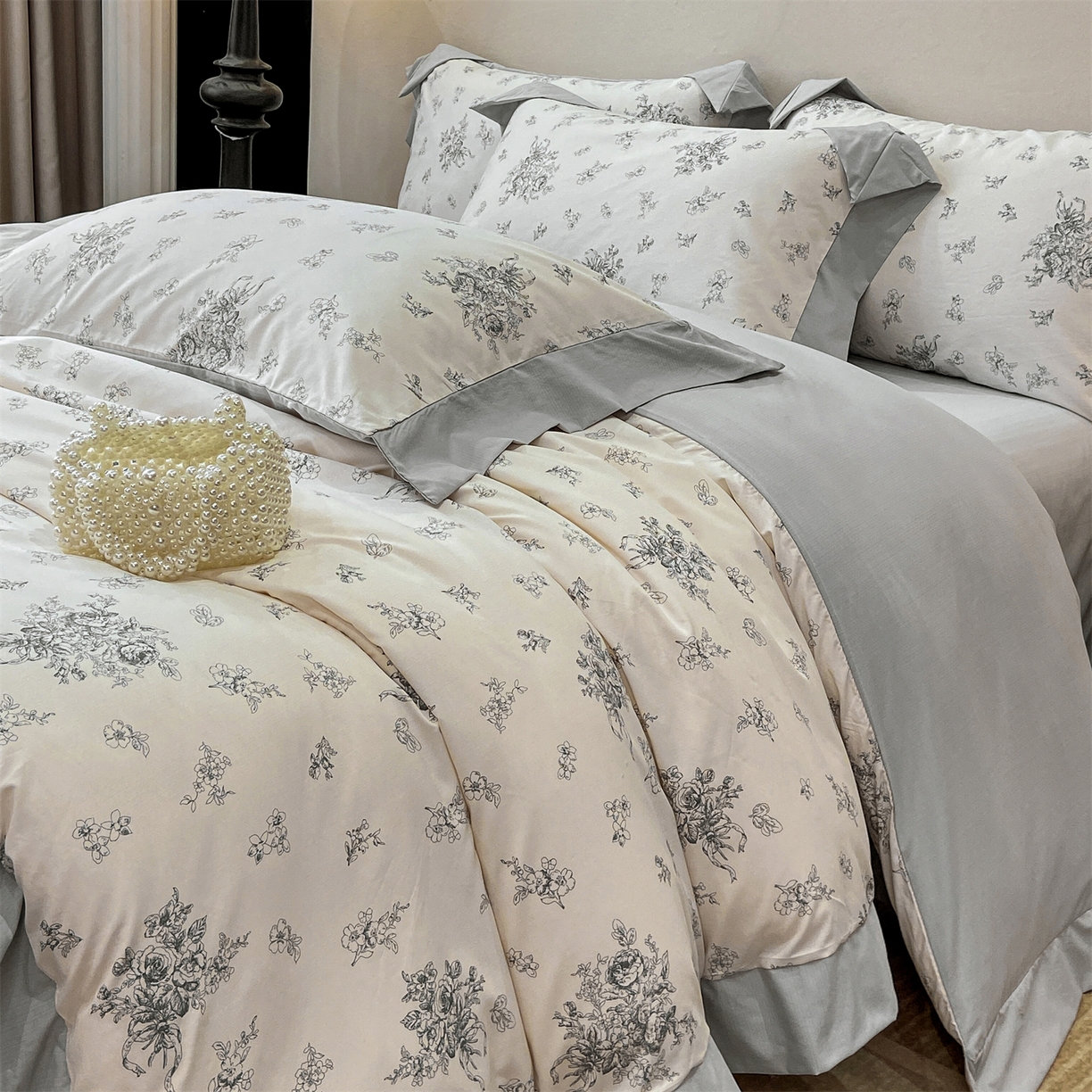 91家纺网 家纺一手货源 找家纺 慕木家纺 2026新款A类印花拼角工艺慕斯棉四件套系列（抽空压缩可供跨境）提供买家秀 墨芳+灰