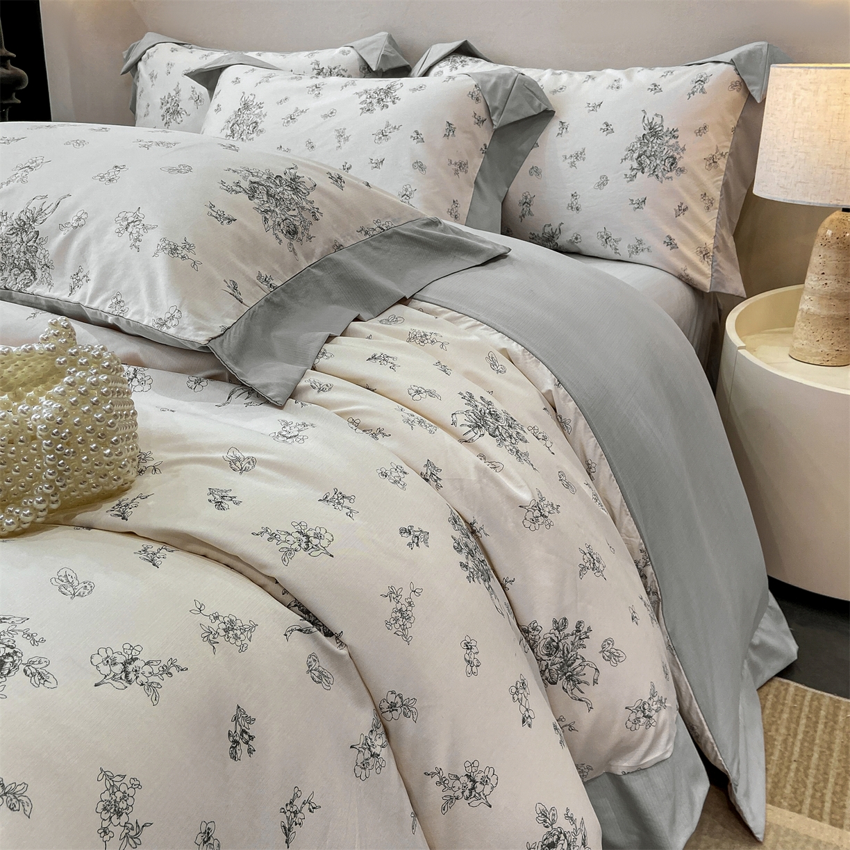 91家纺网 家纺一手货源 找家纺 慕木家纺 2026新款A类印花拼角工艺慕斯棉四件套系列（抽空压缩可供跨境）提供买家秀 墨芳+灰