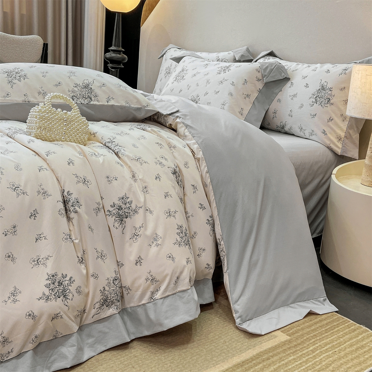 91家纺网 家纺一手货源 找家纺 慕木家纺 2026新款A类印花拼角工艺慕斯棉四件套系列（抽空压缩可供跨境）提供买家秀 墨芳+灰