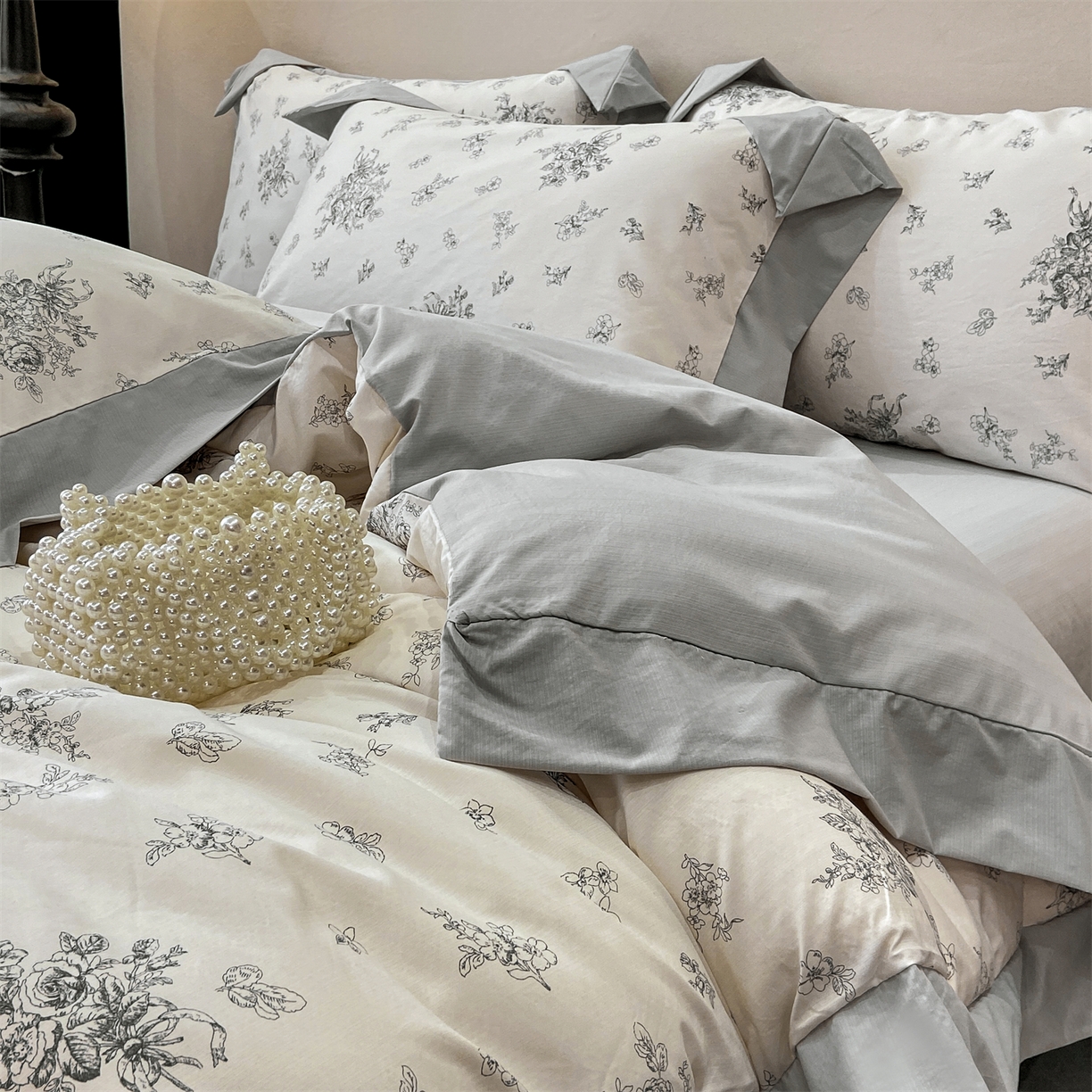 91家纺网 家纺一手货源 找家纺 慕木家纺 2026新款A类印花拼角工艺慕斯棉四件套系列（抽空压缩可供跨境）提供买家秀 墨芳+灰