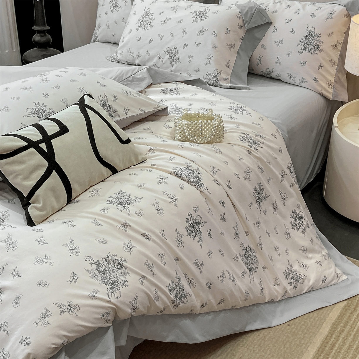 91家纺网 家纺一手货源 找家纺 慕木家纺 2026新款A类印花拼角工艺慕斯棉四件套系列（抽空压缩可供跨境）提供买家秀 墨芳+灰