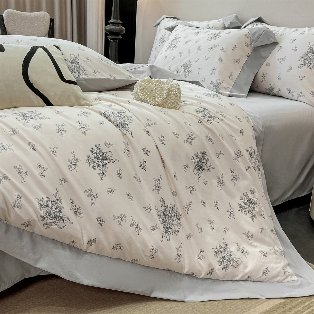 91家纺网 家纺一手货源 找家纺 慕木家纺 2026新款A类印花拼角工艺慕斯棉四件套系列（抽空压缩可供跨境）提供买家秀 墨芳+灰