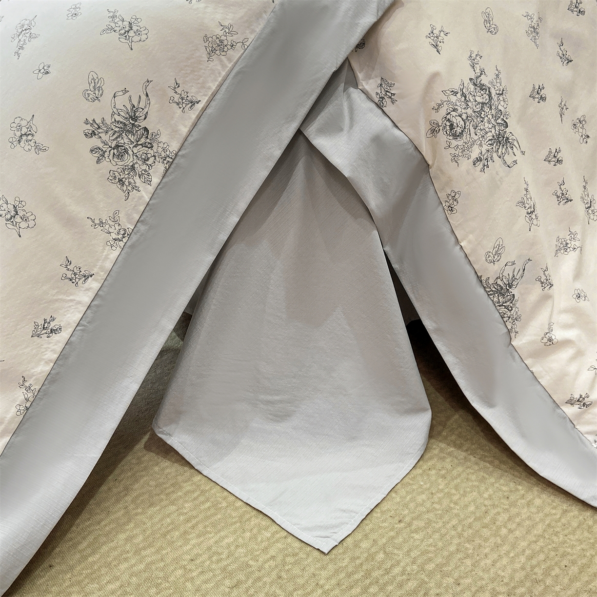 91家纺网 家纺一手货源 找家纺 慕木家纺 2026新款A类印花拼角工艺慕斯棉四件套系列（抽空压缩可供跨境）提供买家秀 墨芳+灰