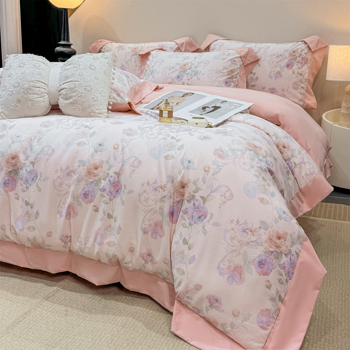 91家纺网 家纺一手货源 找家纺 慕木家纺 2026新款A类印花拼角工艺慕斯棉四件套系列（抽空压缩可供跨境）提供买家秀 凡尔赛+粉