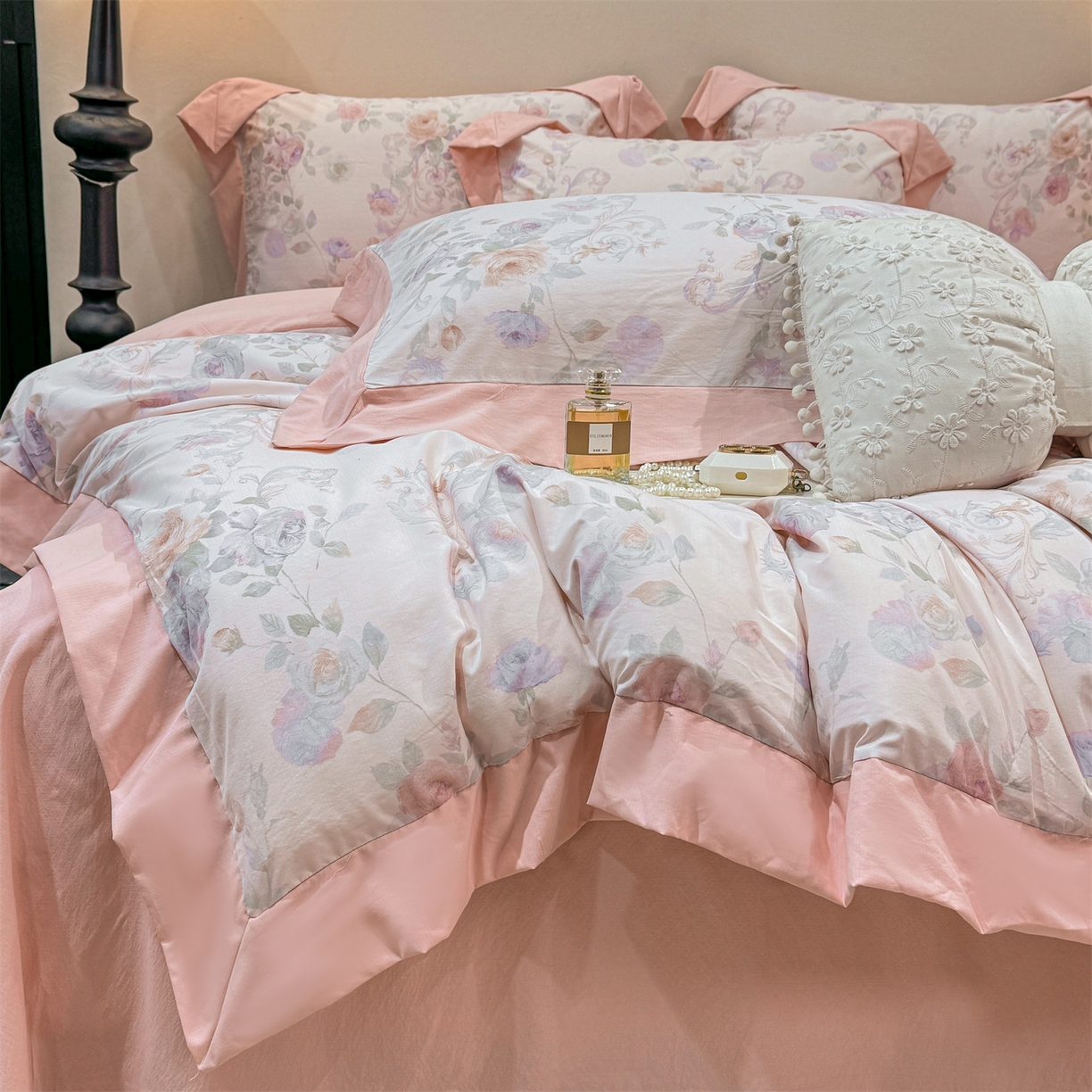 91家纺网 家纺一手货源 找家纺 慕木家纺 2026新款A类印花拼角工艺慕斯棉四件套系列（抽空压缩可供跨境）提供买家秀 凡尔赛+粉