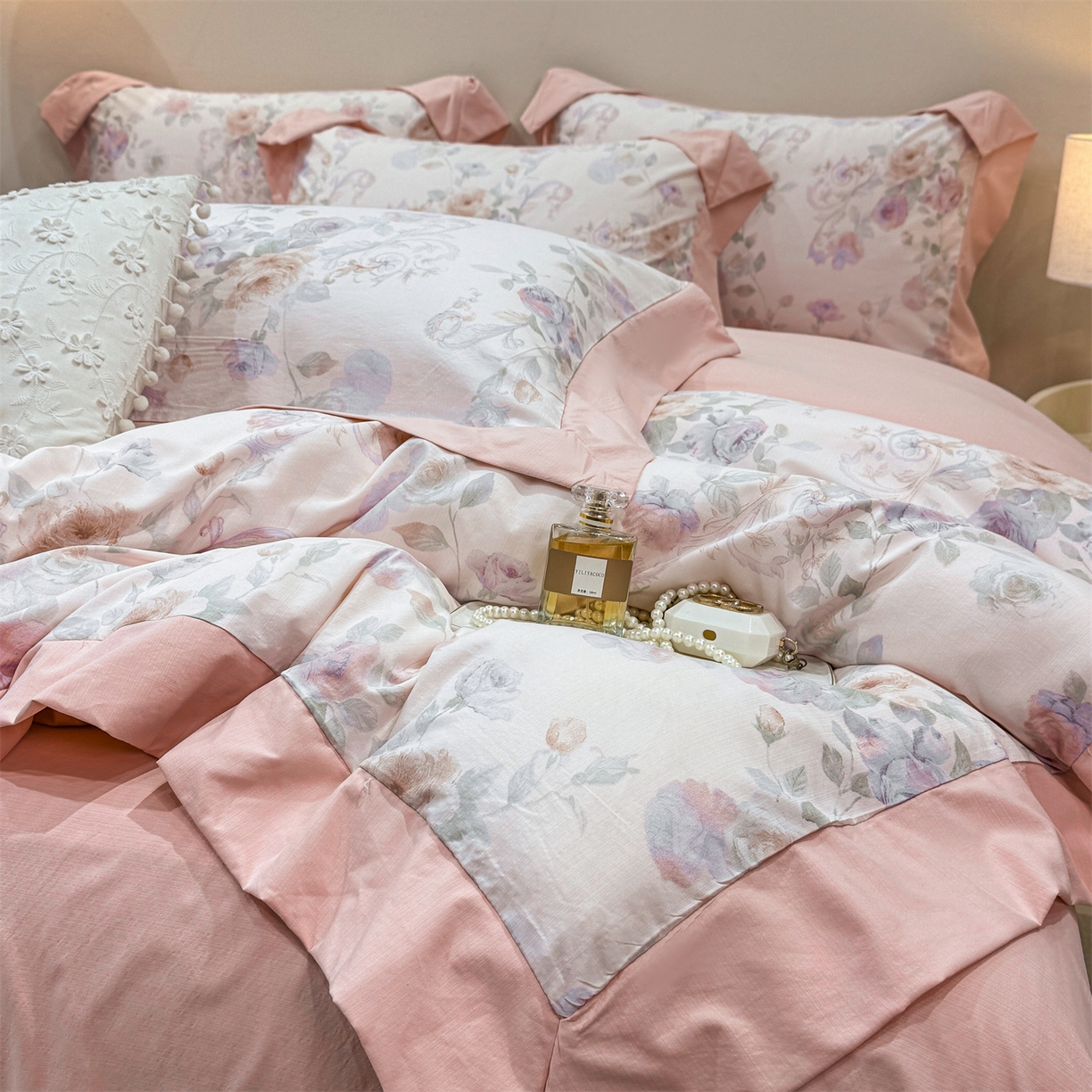 91家纺网 家纺一手货源 找家纺 慕木家纺 2026新款A类印花拼角工艺慕斯棉四件套系列（抽空压缩可供跨境）提供买家秀 凡尔赛+粉