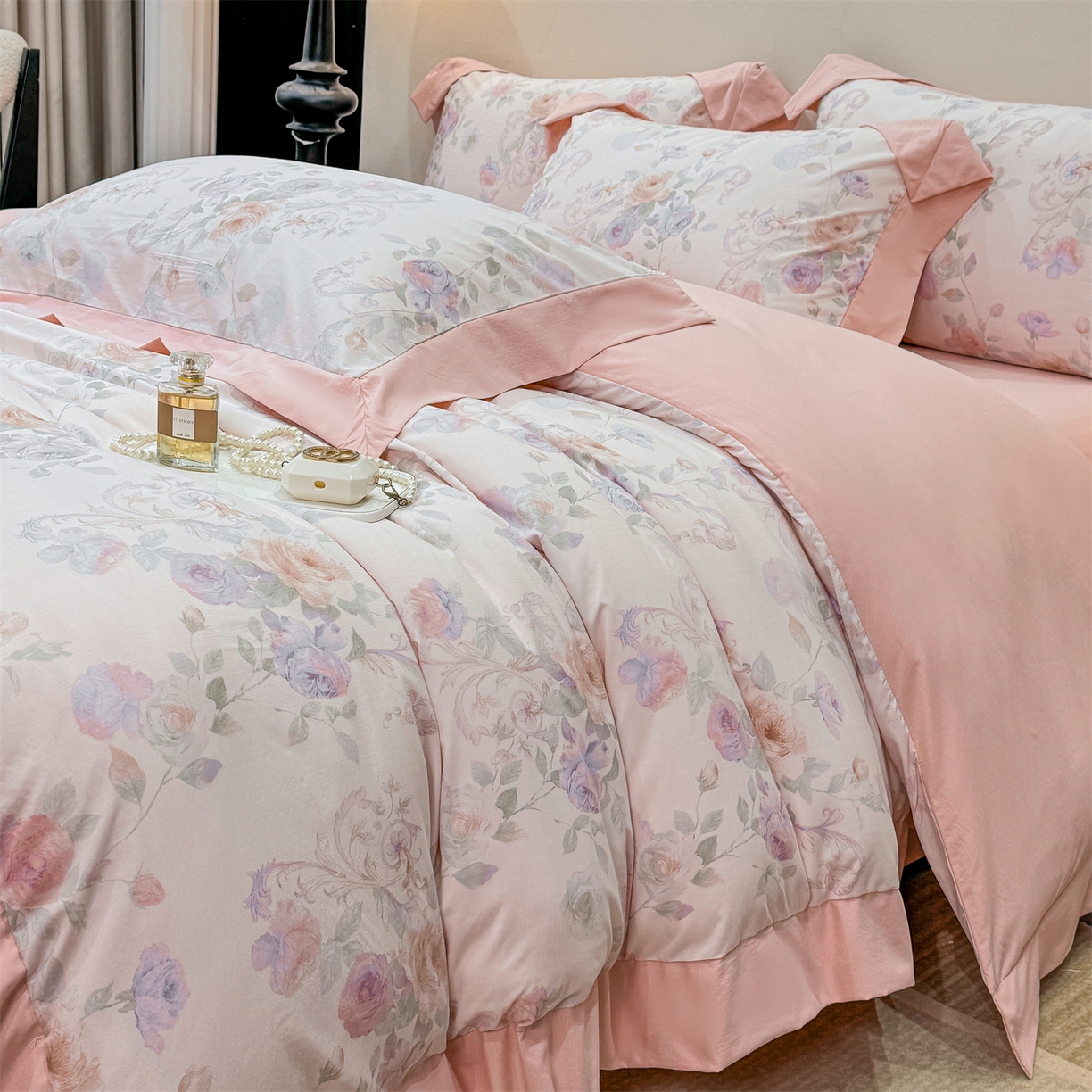 91家纺网 家纺一手货源 找家纺 慕木家纺 2026新款A类印花拼角工艺慕斯棉四件套系列（抽空压缩可供跨境）提供买家秀 凡尔赛+粉