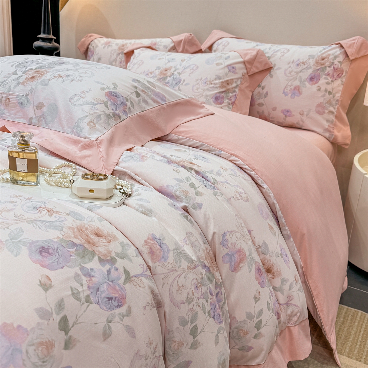 91家纺网 家纺一手货源 找家纺 慕木家纺 2026新款A类印花拼角工艺慕斯棉四件套系列（抽空压缩可供跨境）提供买家秀 凡尔赛+粉