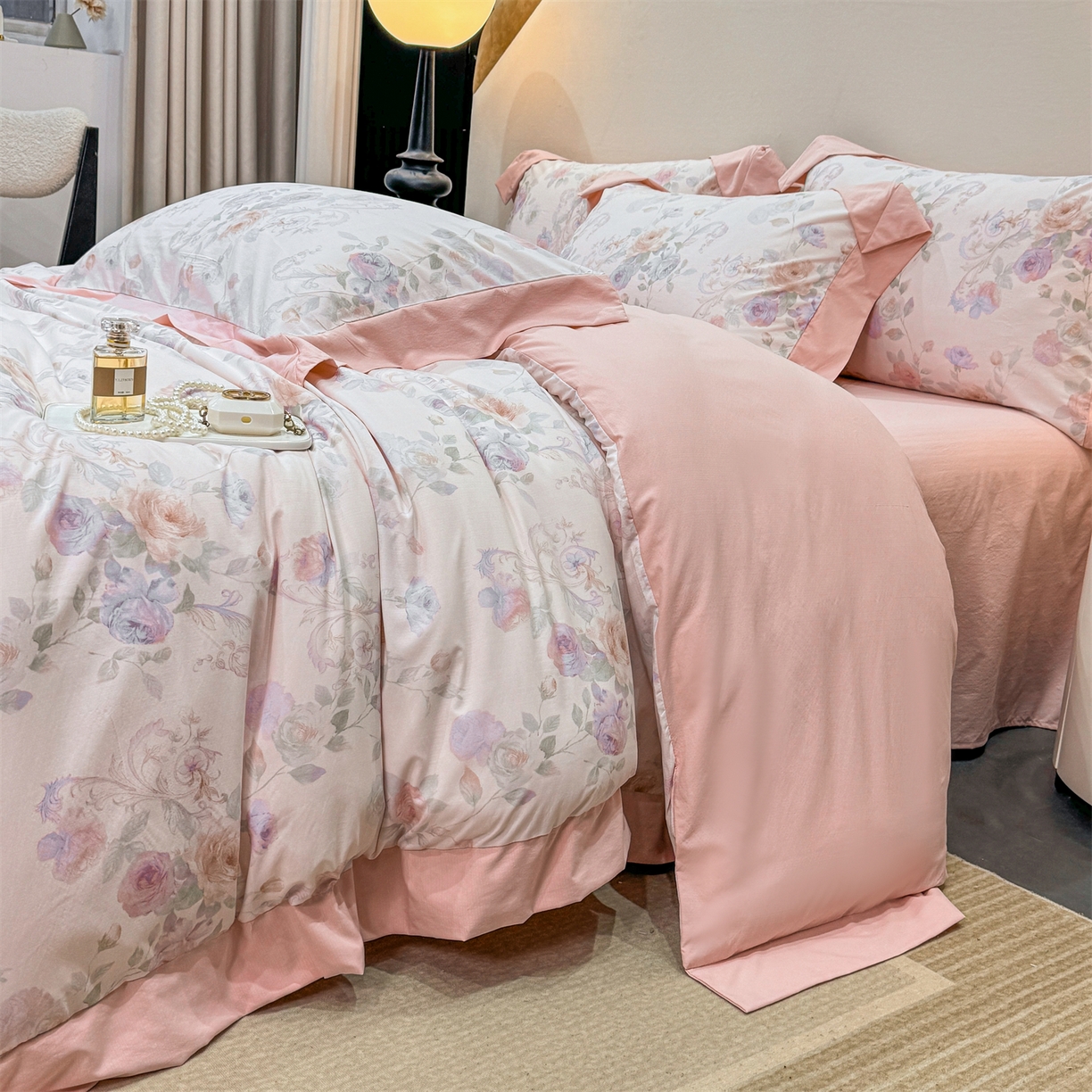 91家纺网 家纺一手货源 找家纺 慕木家纺 2026新款A类印花拼角工艺慕斯棉四件套系列（抽空压缩可供跨境）提供买家秀 凡尔赛+粉