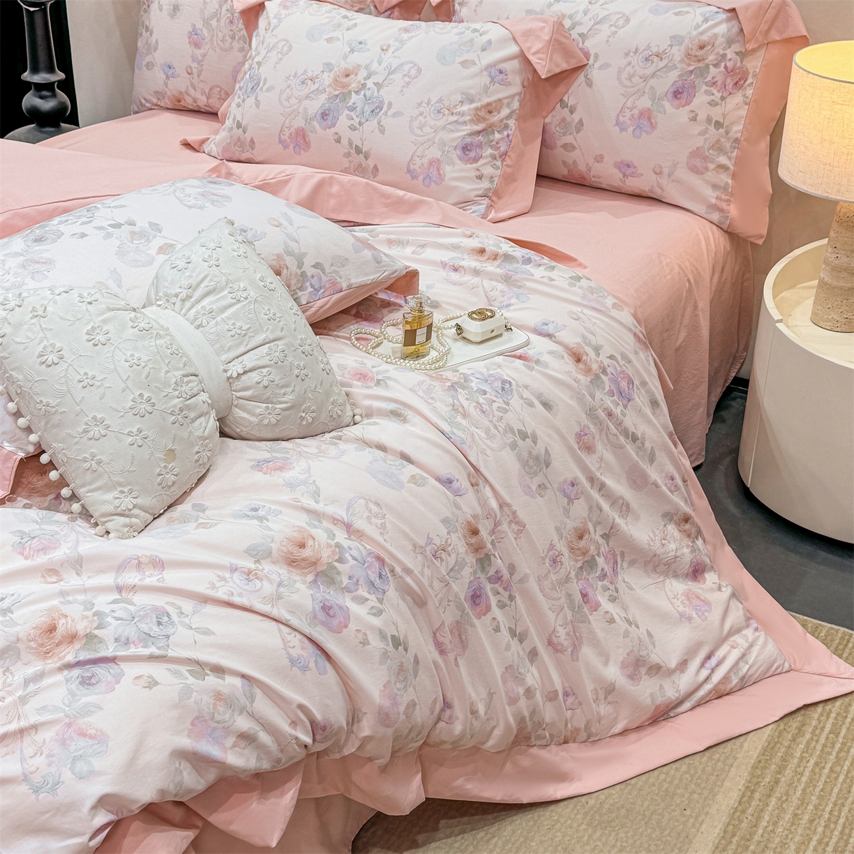 91家纺网 家纺一手货源 找家纺 慕木家纺 2026新款A类印花拼角工艺慕斯棉四件套系列（抽空压缩可供跨境）提供买家秀 凡尔赛+粉