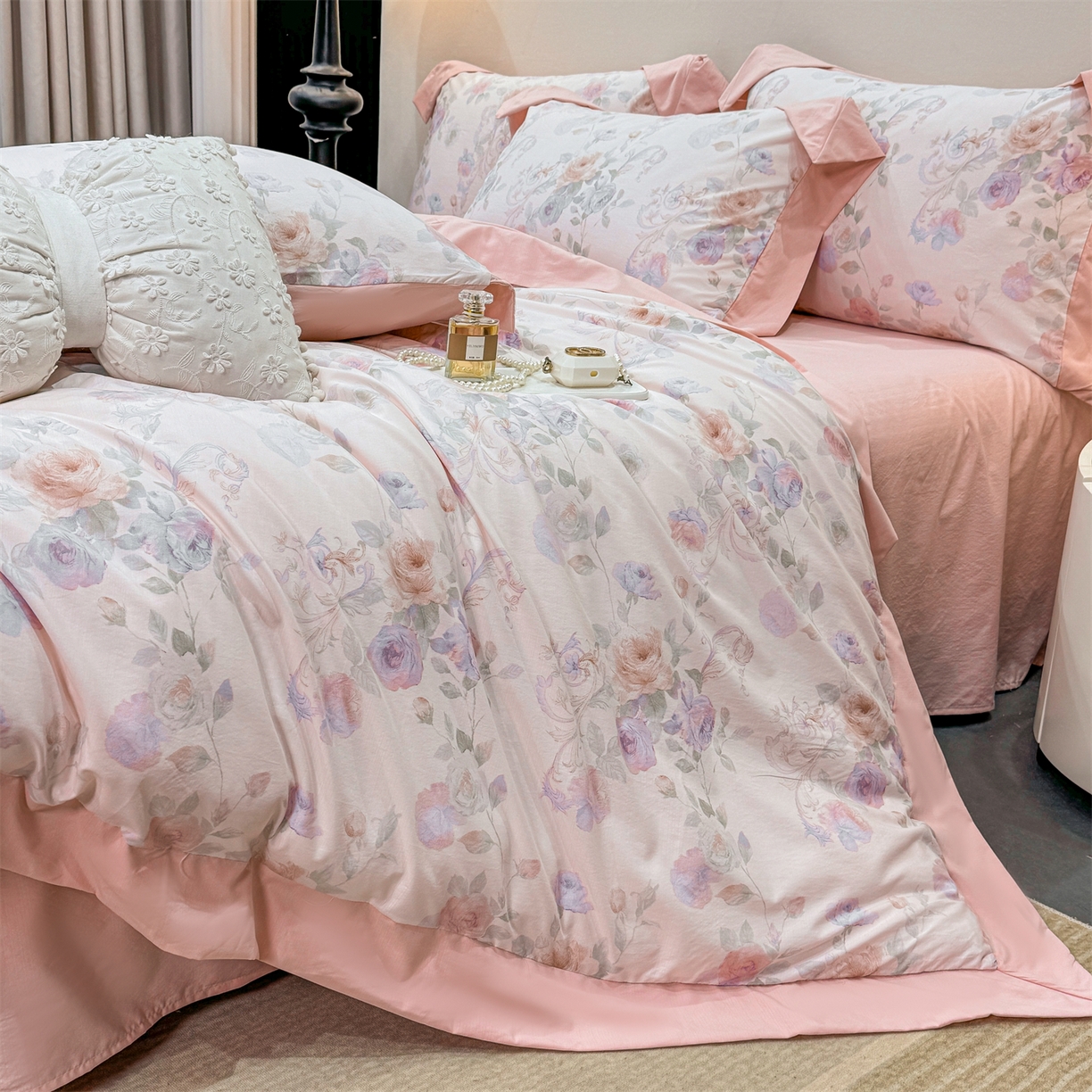 91家纺网 家纺一手货源 找家纺 慕木家纺 2026新款A类印花拼角工艺慕斯棉四件套系列（抽空压缩可供跨境）提供买家秀 凡尔赛+粉