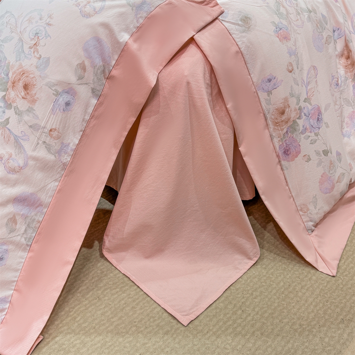 91家纺网 家纺一手货源 找家纺 慕木家纺 2026新款A类印花拼角工艺慕斯棉四件套系列（抽空压缩可供跨境）提供买家秀 凡尔赛+粉