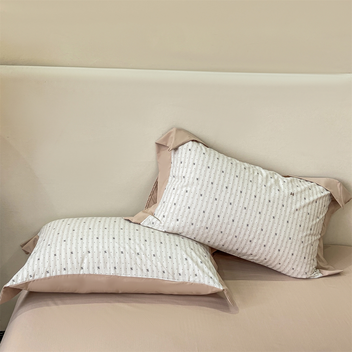 91家纺网 家纺一手货源 找家纺 慕木家纺 2026新款A类印花拼角工艺慕斯棉四件套系列（抽空压缩可供跨境）提供买家秀 波点序章+驼