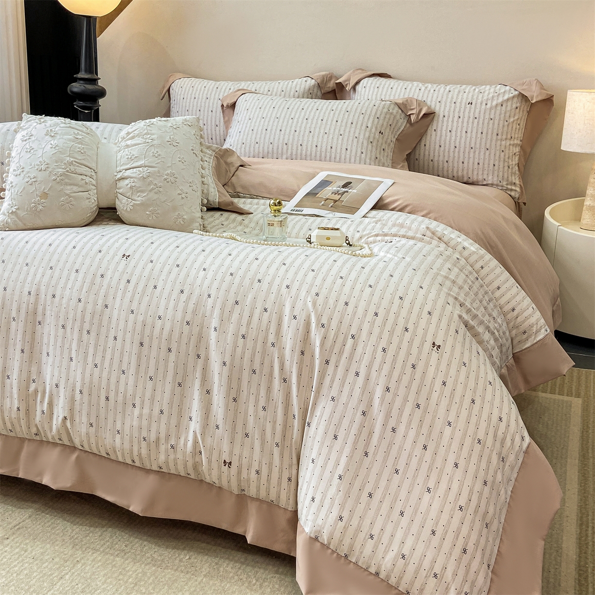 91家纺网 家纺一手货源 找家纺 慕木家纺 2026新款A类印花拼角工艺慕斯棉四件套系列（抽空压缩可供跨境）提供买家秀 波点序章+驼