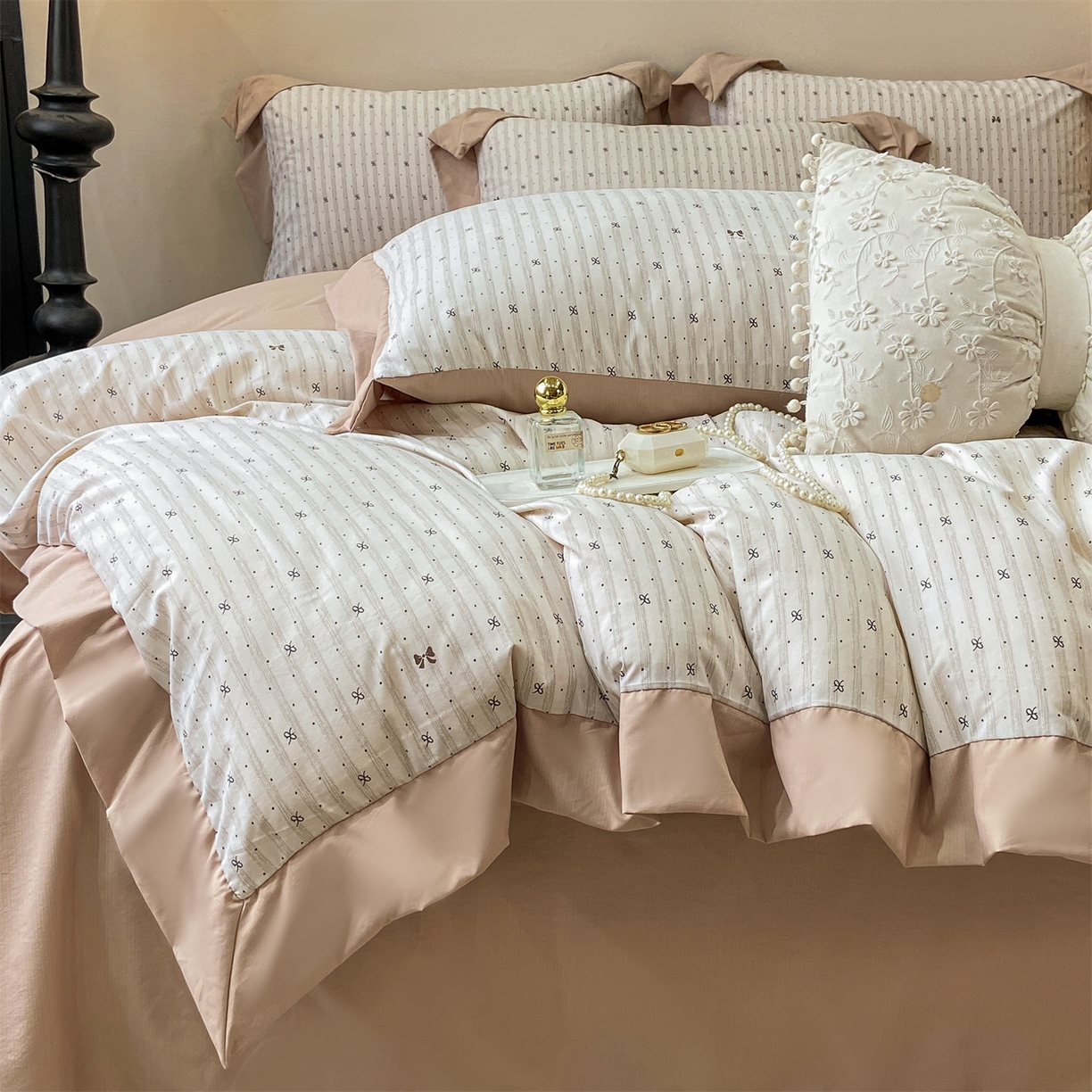 91家纺网 家纺一手货源 找家纺 慕木家纺 2026新款A类印花拼角工艺慕斯棉四件套系列（抽空压缩可供跨境）提供买家秀 波点序章+驼