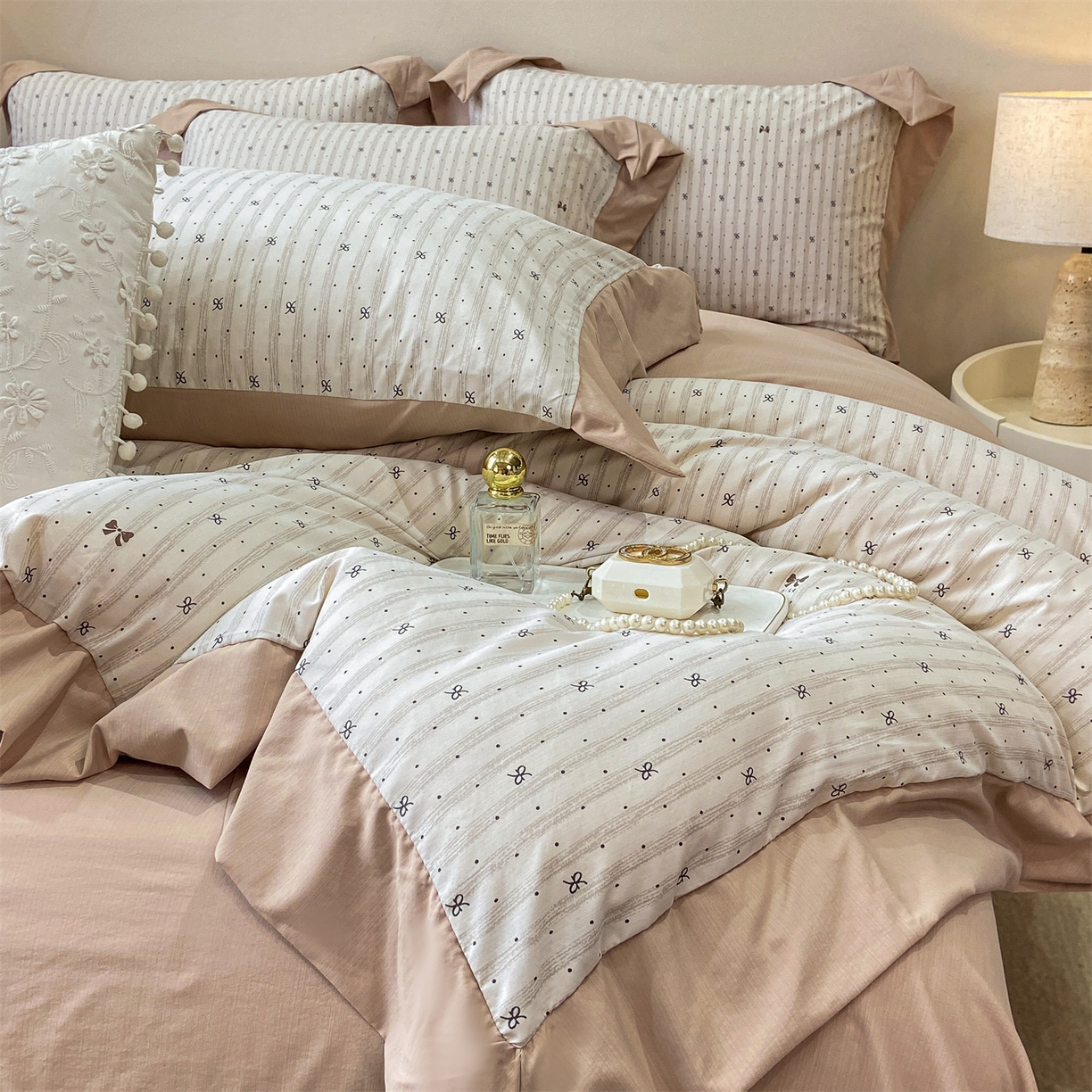 91家纺网 家纺一手货源 找家纺 慕木家纺 2026新款A类印花拼角工艺慕斯棉四件套系列（抽空压缩可供跨境）提供买家秀 波点序章+驼