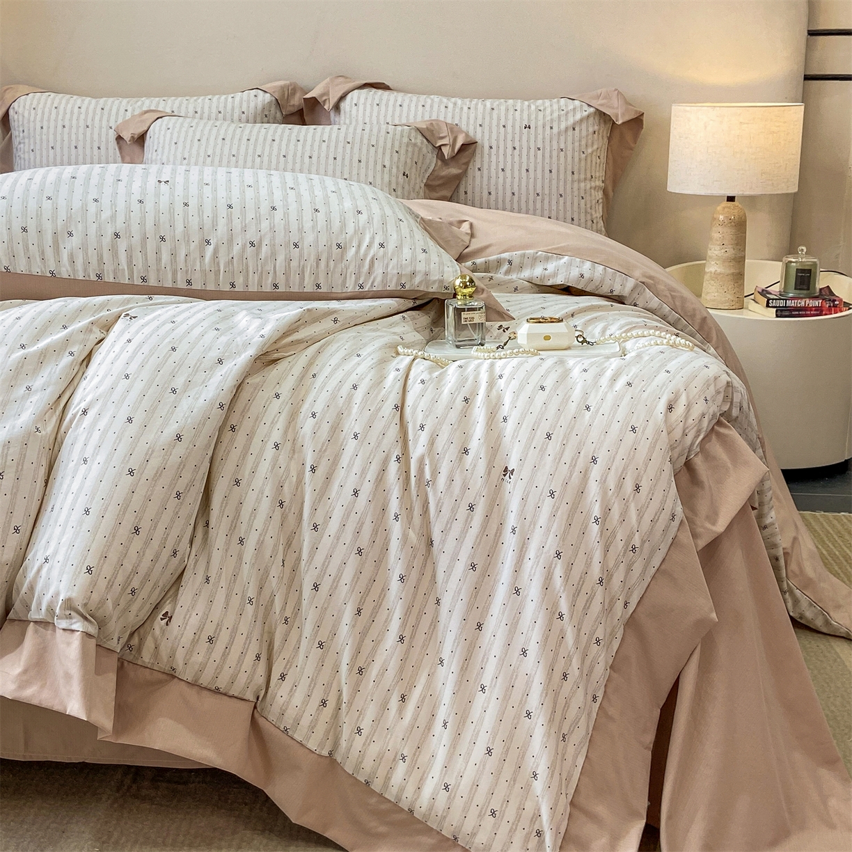 91家纺网 家纺一手货源 找家纺 慕木家纺 2026新款A类印花拼角工艺慕斯棉四件套系列（抽空压缩可供跨境）提供买家秀 波点序章+驼