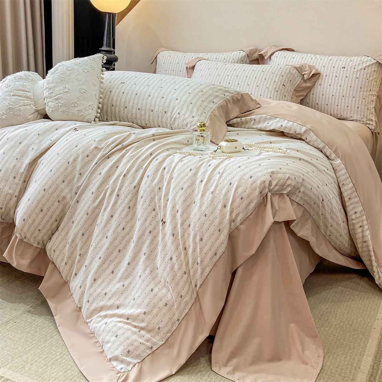 91家纺网 家纺一手货源 找家纺 慕木家纺 2026新款A类印花拼角工艺慕斯棉四件套系列（抽空压缩可供跨境）提供买家秀 波点序章+驼