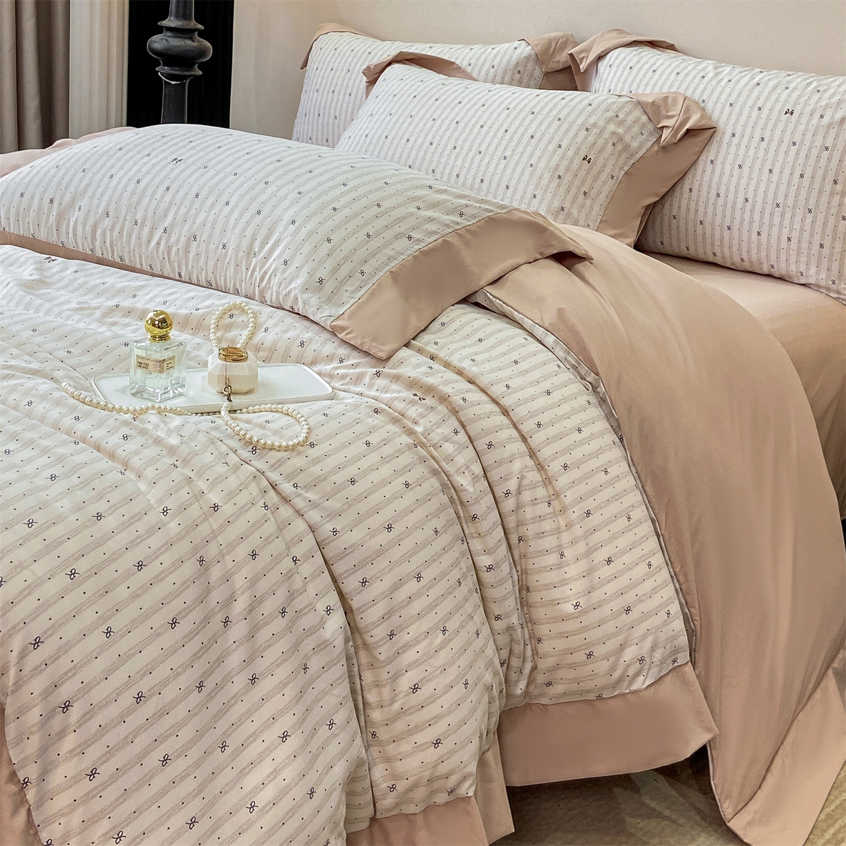 91家纺网 家纺一手货源 找家纺 慕木家纺 2026新款A类印花拼角工艺慕斯棉四件套系列（抽空压缩可供跨境）提供买家秀 波点序章+驼