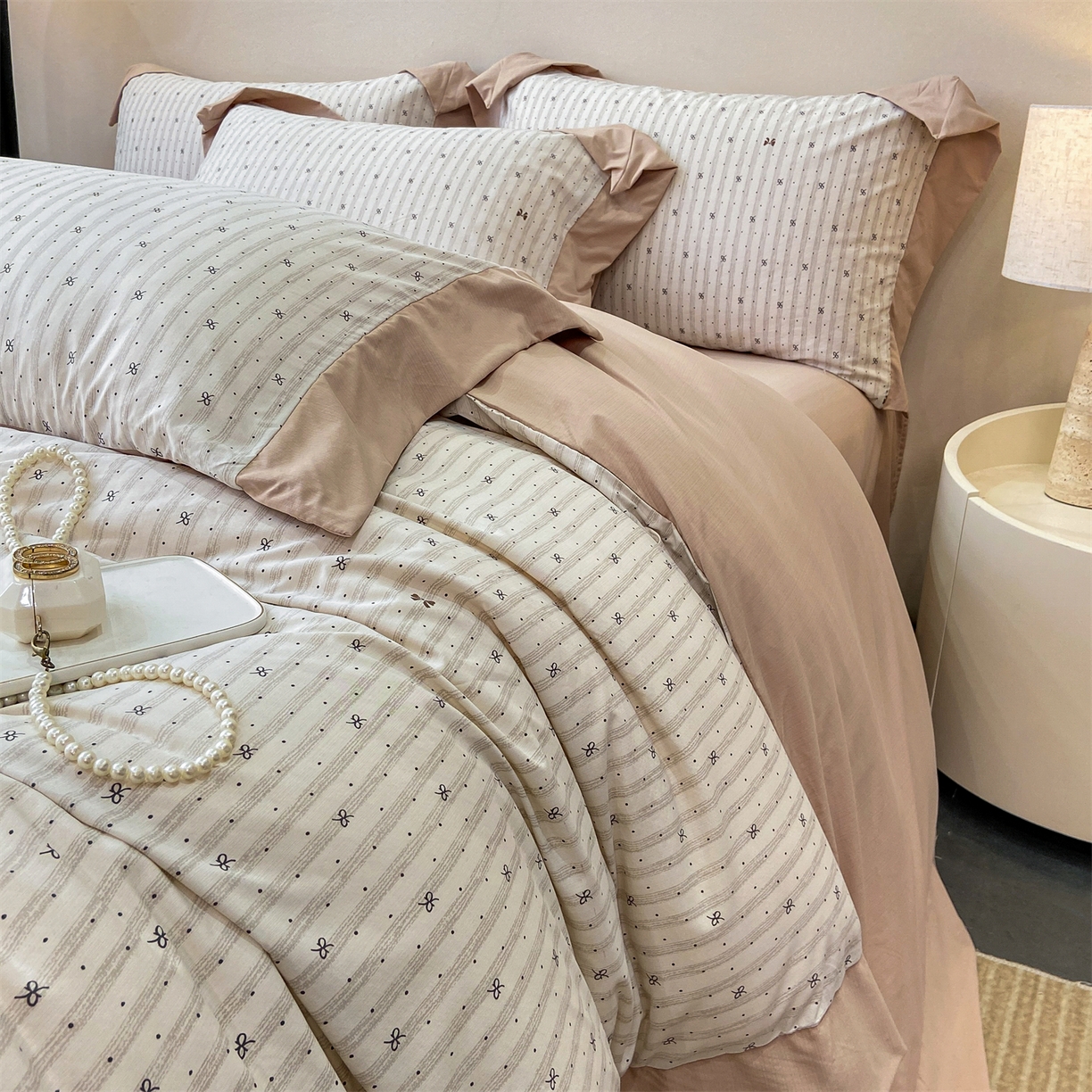 91家纺网 家纺一手货源 找家纺 慕木家纺 2026新款A类印花拼角工艺慕斯棉四件套系列（抽空压缩可供跨境）提供买家秀 波点序章+驼