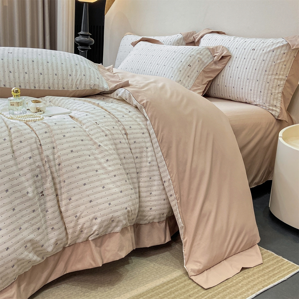 91家纺网 家纺一手货源 找家纺 慕木家纺 2026新款A类印花拼角工艺慕斯棉四件套系列（抽空压缩可供跨境）提供买家秀 波点序章+驼