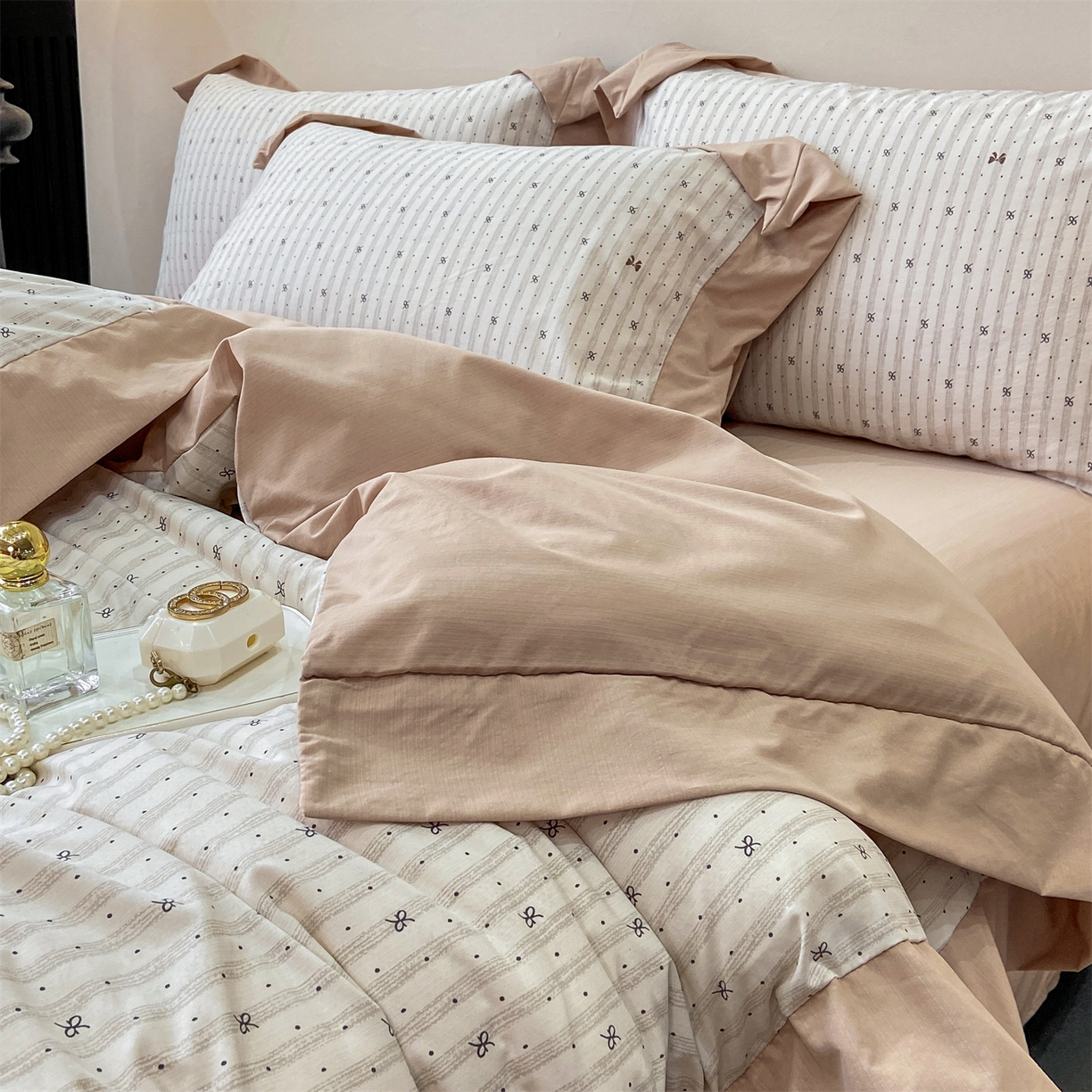 91家纺网 家纺一手货源 找家纺 慕木家纺 2026新款A类印花拼角工艺慕斯棉四件套系列（抽空压缩可供跨境）提供买家秀 波点序章+驼