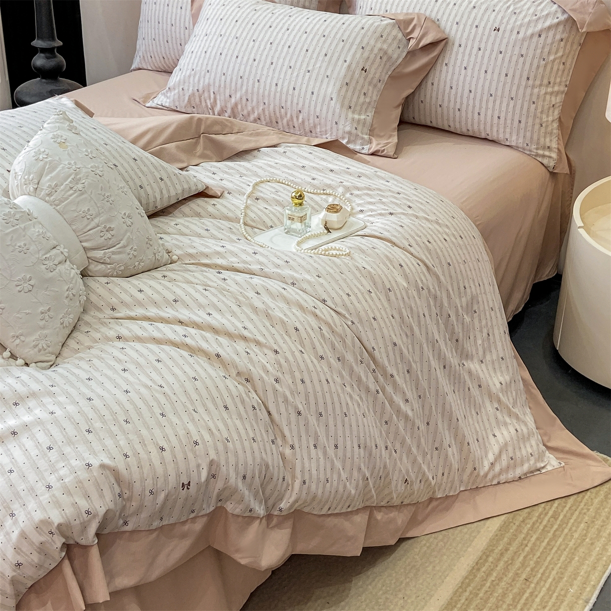 91家纺网 家纺一手货源 找家纺 慕木家纺 2026新款A类印花拼角工艺慕斯棉四件套系列（抽空压缩可供跨境）提供买家秀 波点序章+驼