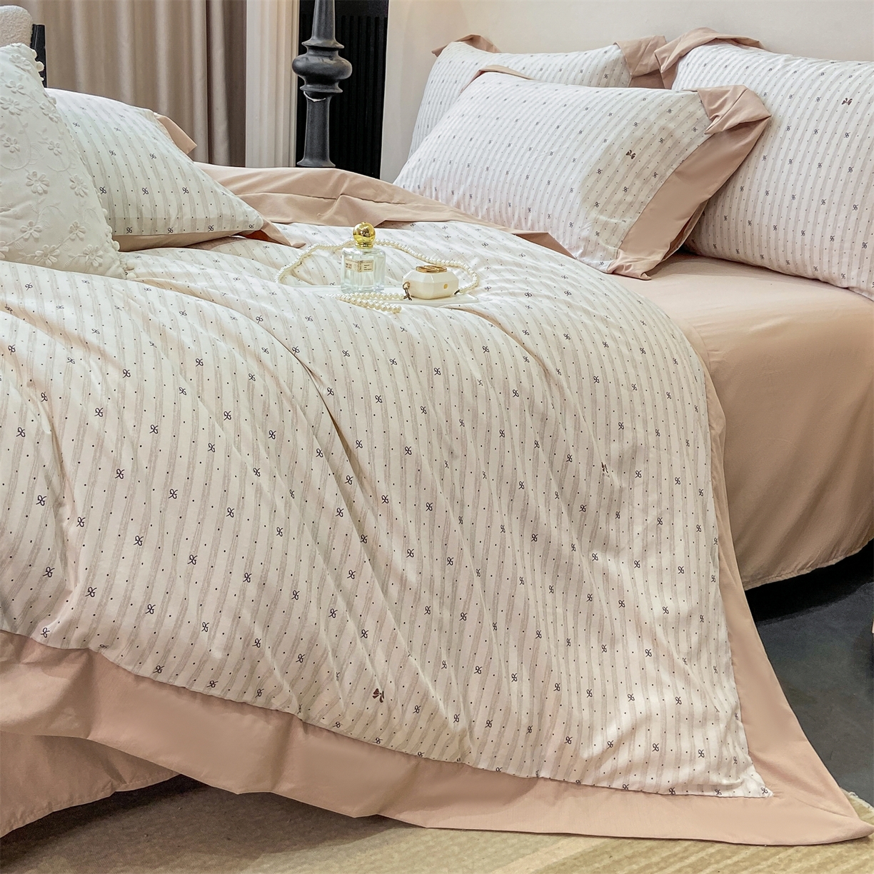 91家纺网 家纺一手货源 找家纺 慕木家纺 2026新款A类印花拼角工艺慕斯棉四件套系列（抽空压缩可供跨境）提供买家秀 波点序章+驼