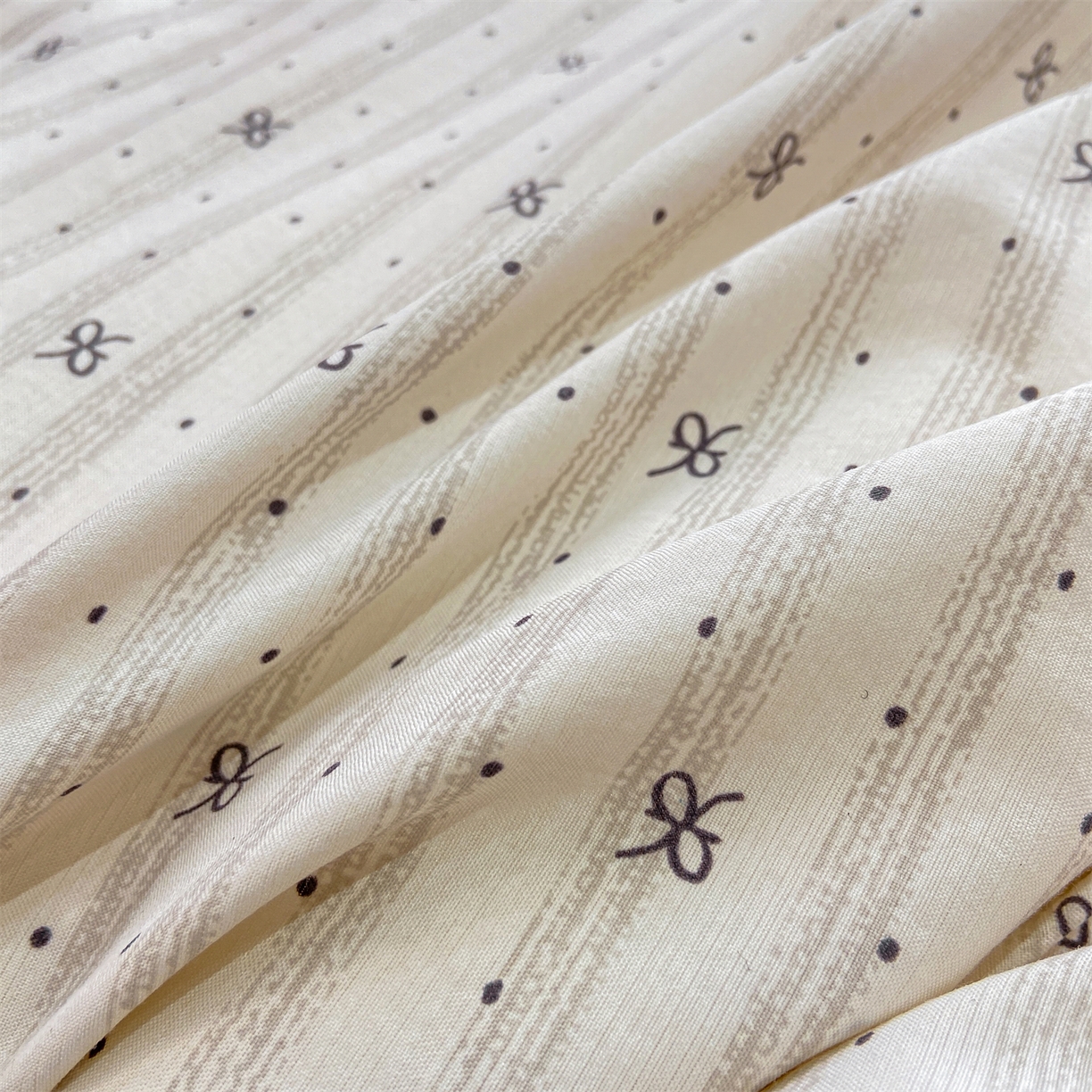 91家纺网 家纺一手货源 找家纺 慕木家纺 2026新款A类印花拼角工艺慕斯棉四件套系列（抽空压缩可供跨境）提供买家秀 波点序章+驼