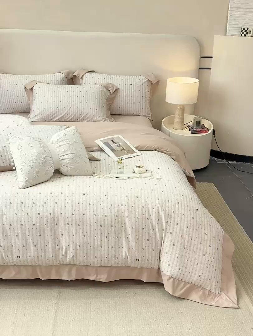 91家纺网 家纺一手货源 找家纺 慕木家纺 2026新款A类印花拼角工艺慕斯棉四件套系列（抽空压缩可供跨境）提供买家秀 波点序章+驼